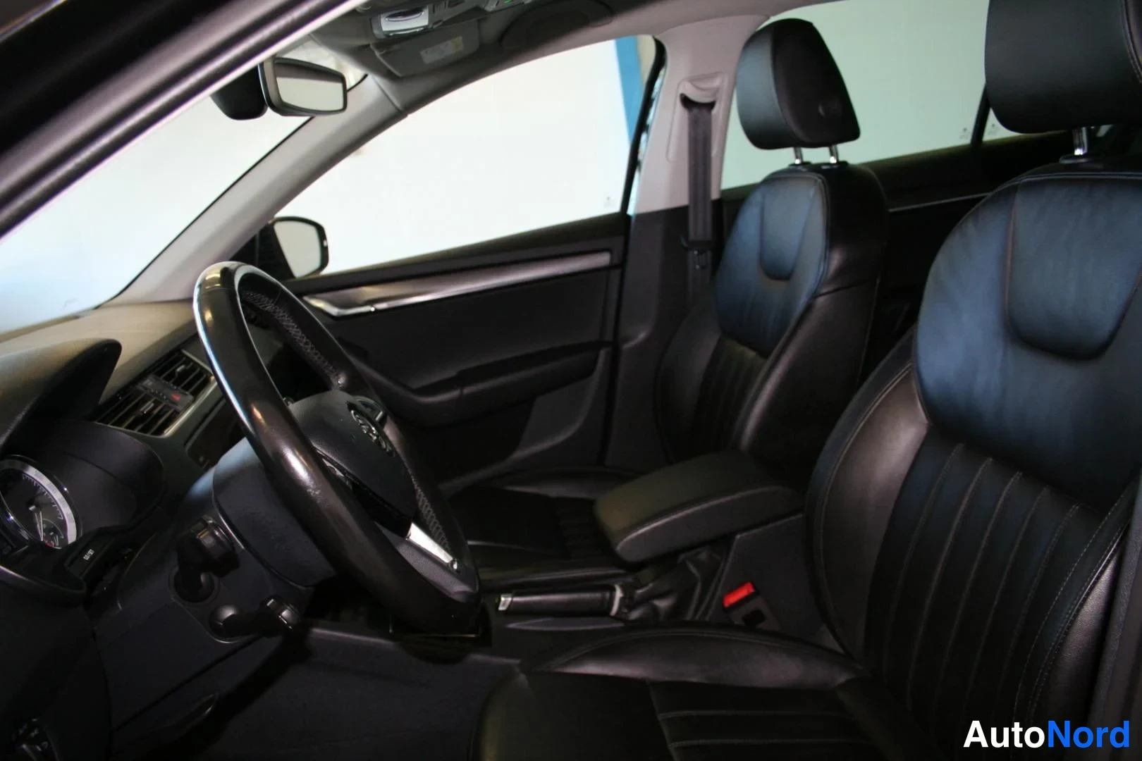 Musta Skoda Octavia 2021, ohjaamo, kuva 9