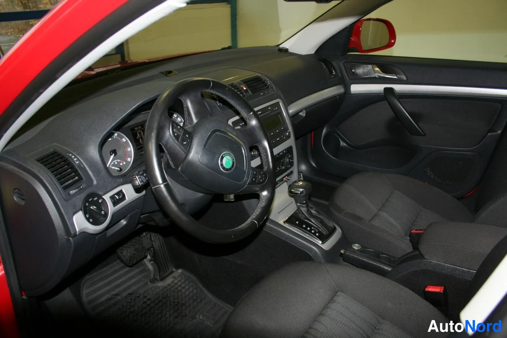 Punainen Skoda Octavia 2013, ohjaamo, kuva 10