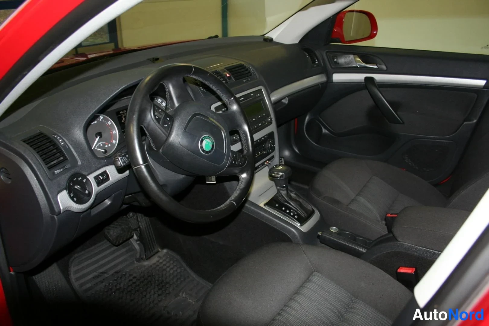 Punainen Skoda Octavia 2013, ohjaamo, kuva 11