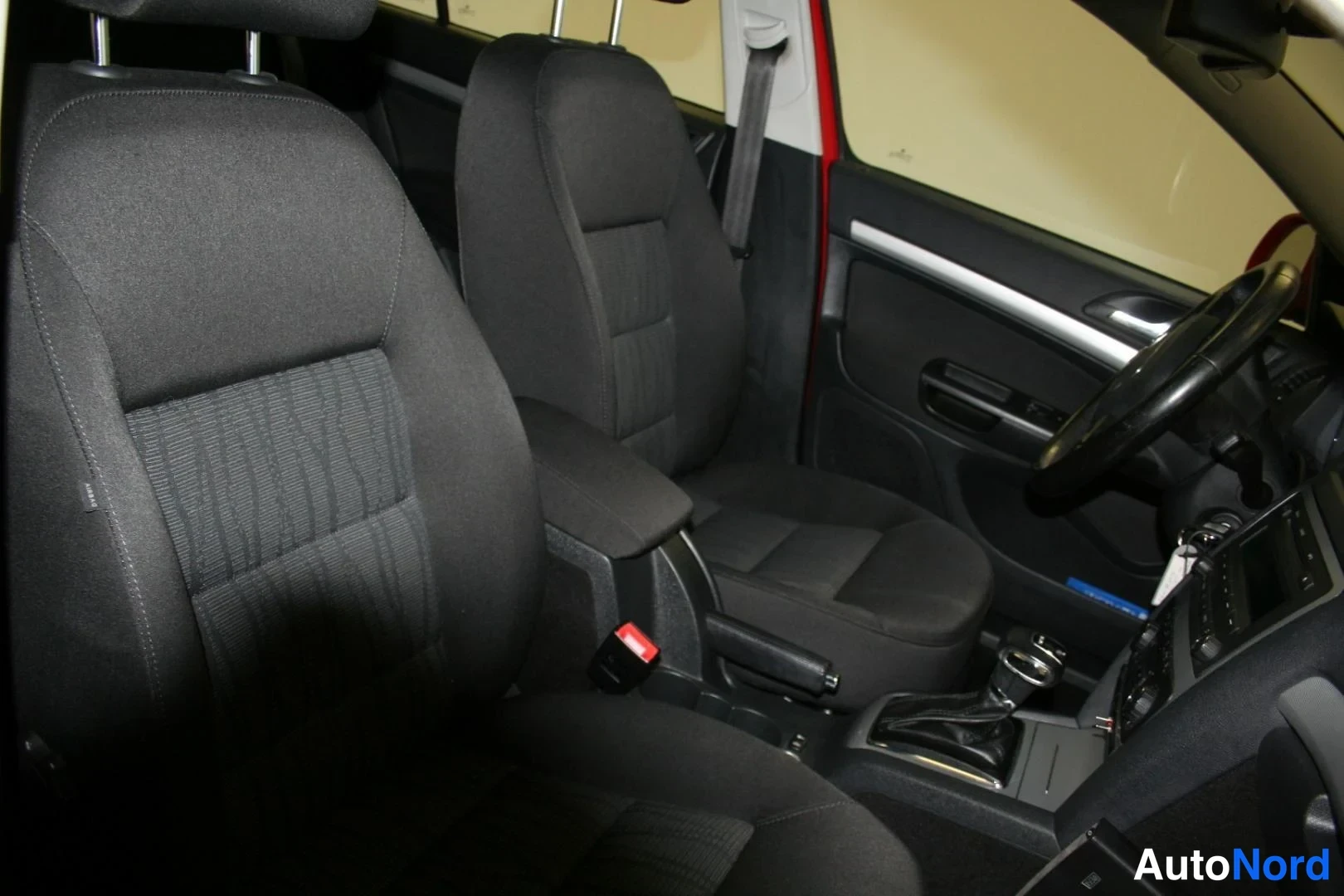 Punainen Skoda Octavia 2013, etuistuimet, kuva 13