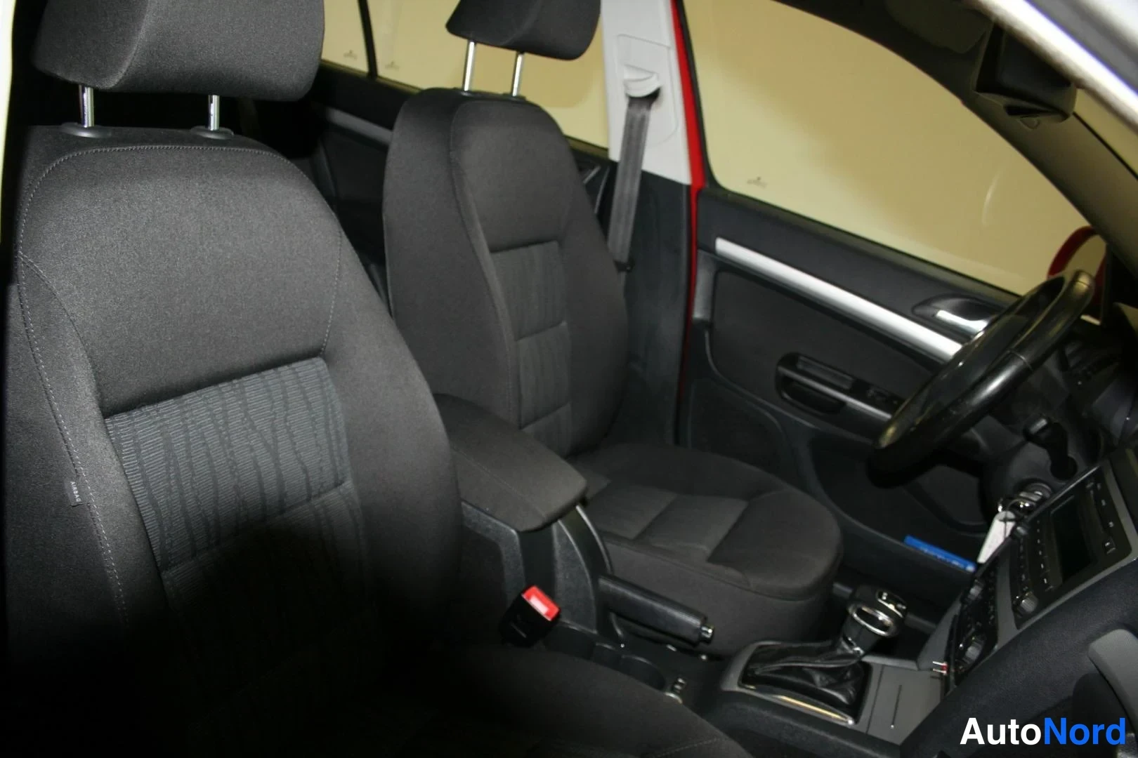 Punainen Skoda Octavia 2013, etuistuimet, kuva 14