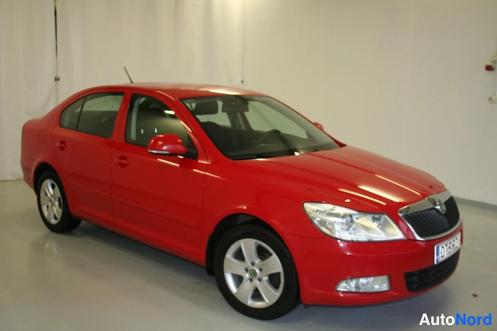 Punainen Skoda Octavia 2013, etuviisto, keula oikealle, kuva 3