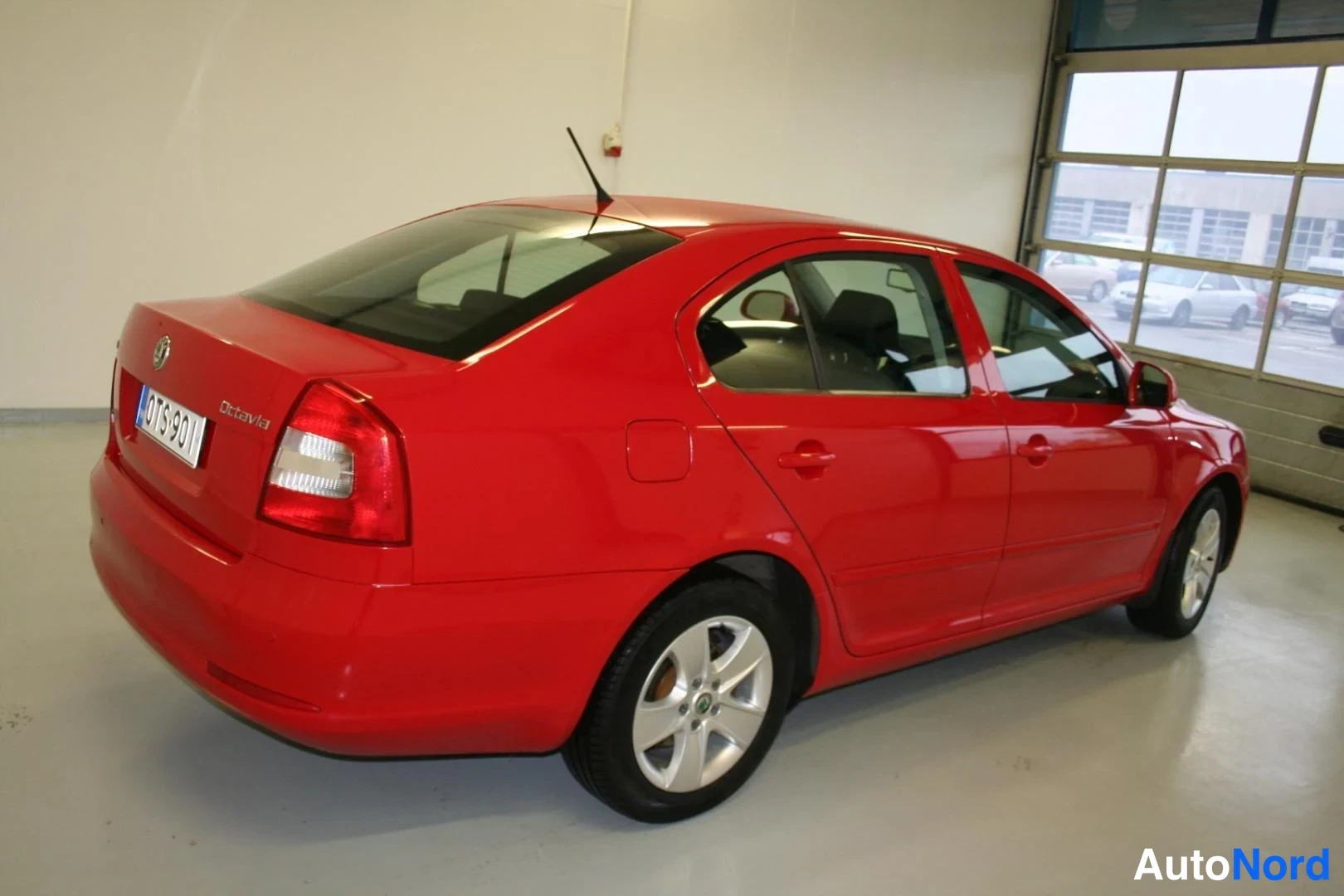 Punainen Skoda Octavia 2013, takaviisto, kuva 4