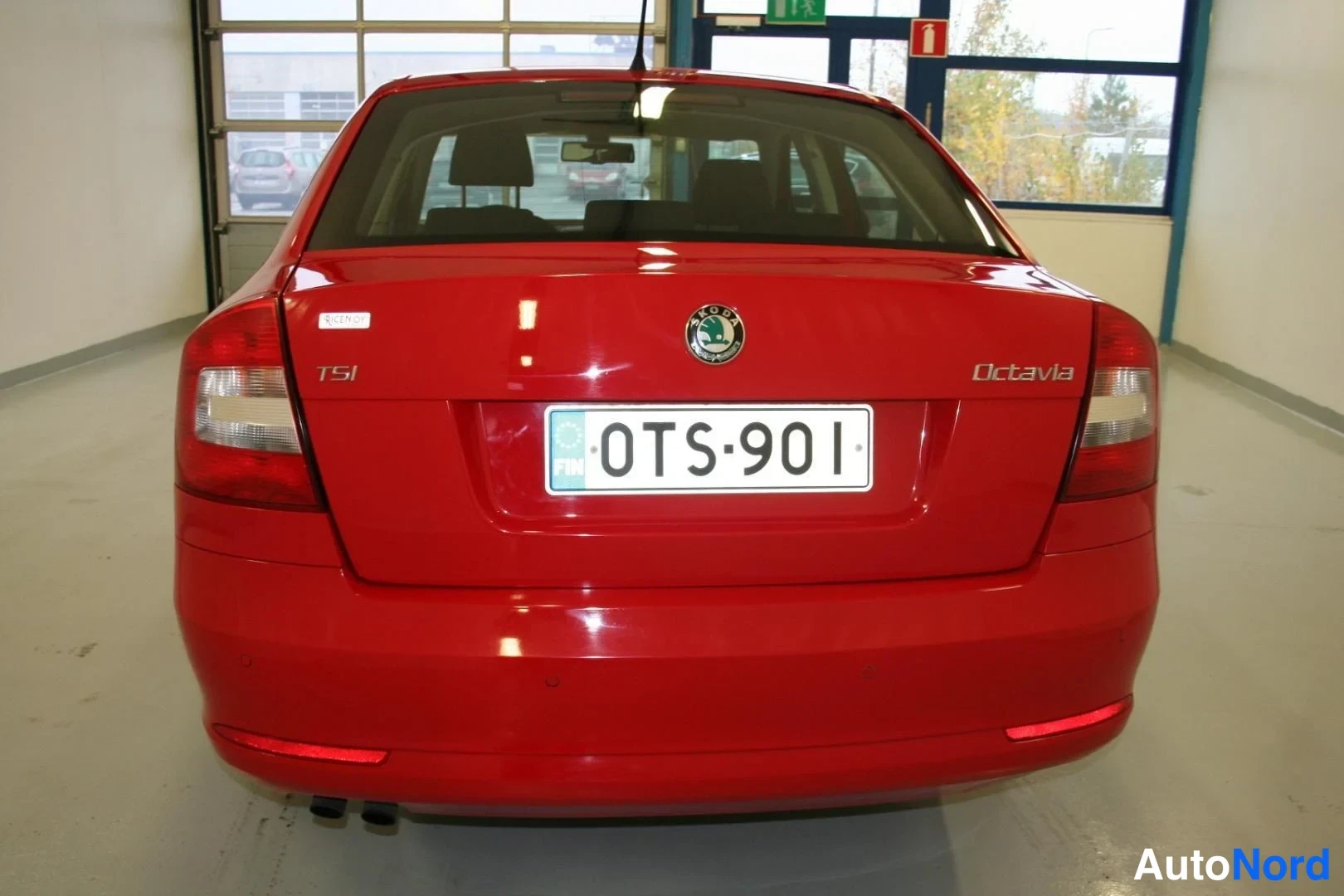 Punainen Skoda Octavia 2013, takaa, kuva 7