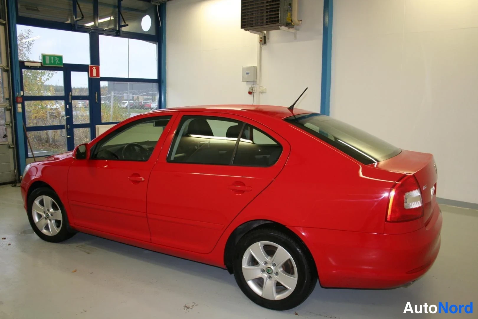 Punainen Skoda Octavia 2013, takaviisto, kuva 6