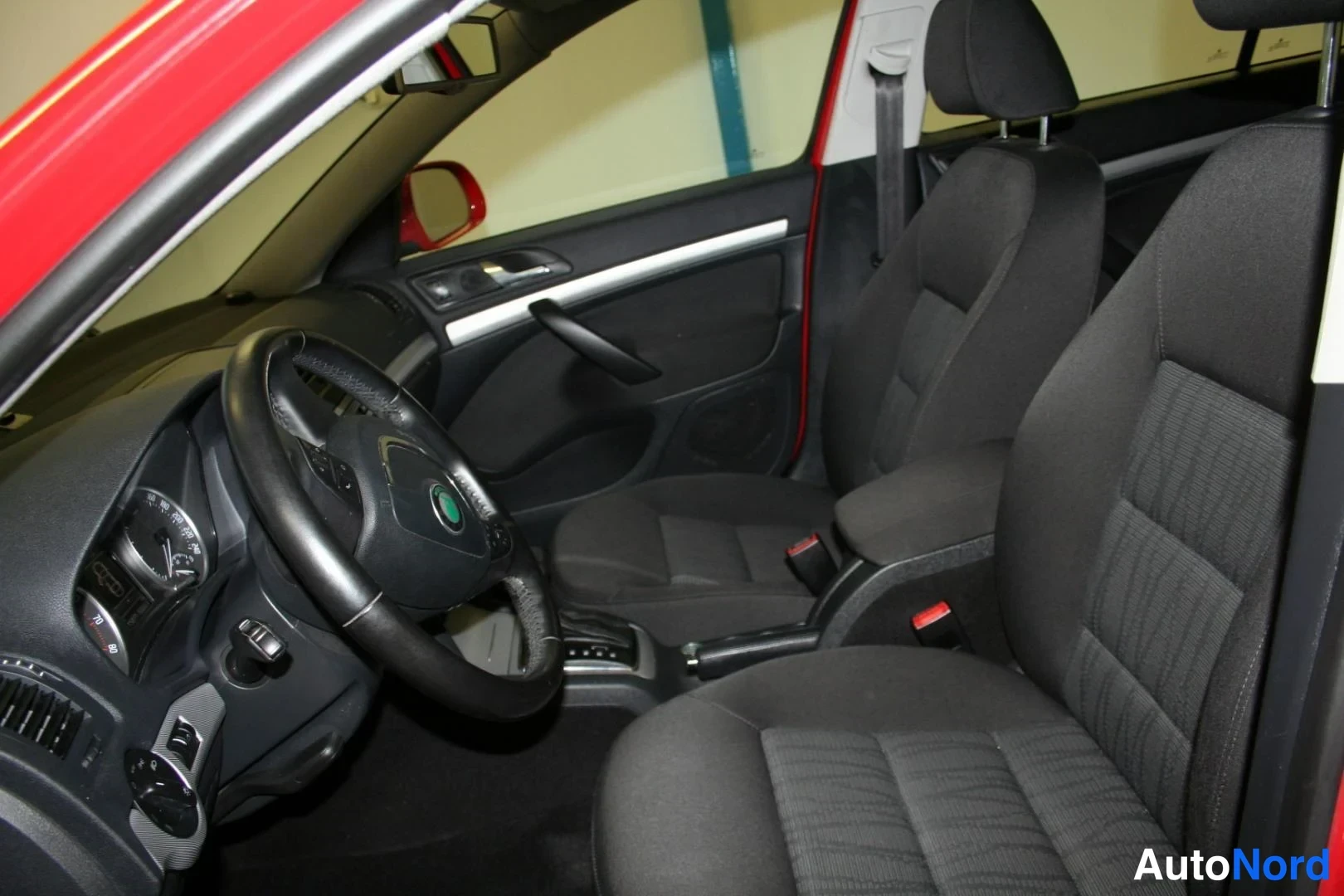 Punainen Skoda Octavia 2013, ohjaamo, kuva 8