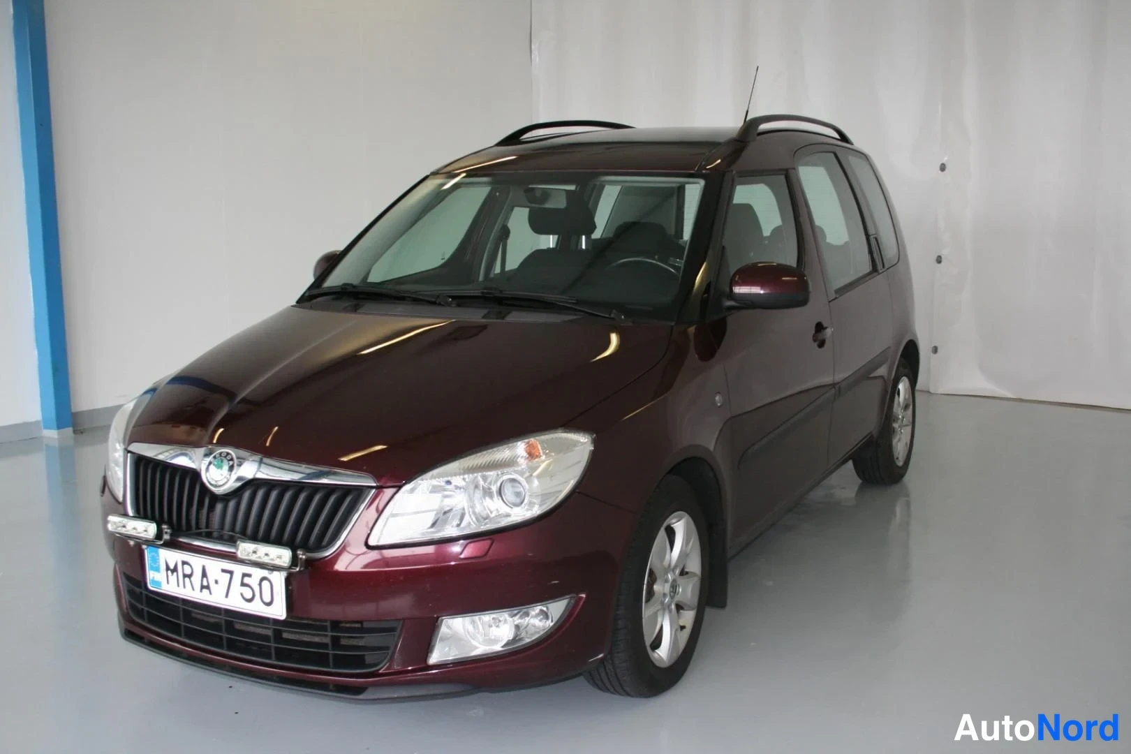 Punainen Skoda Roomster 2010, etuviisto, keula vasemmalle, kuva 2