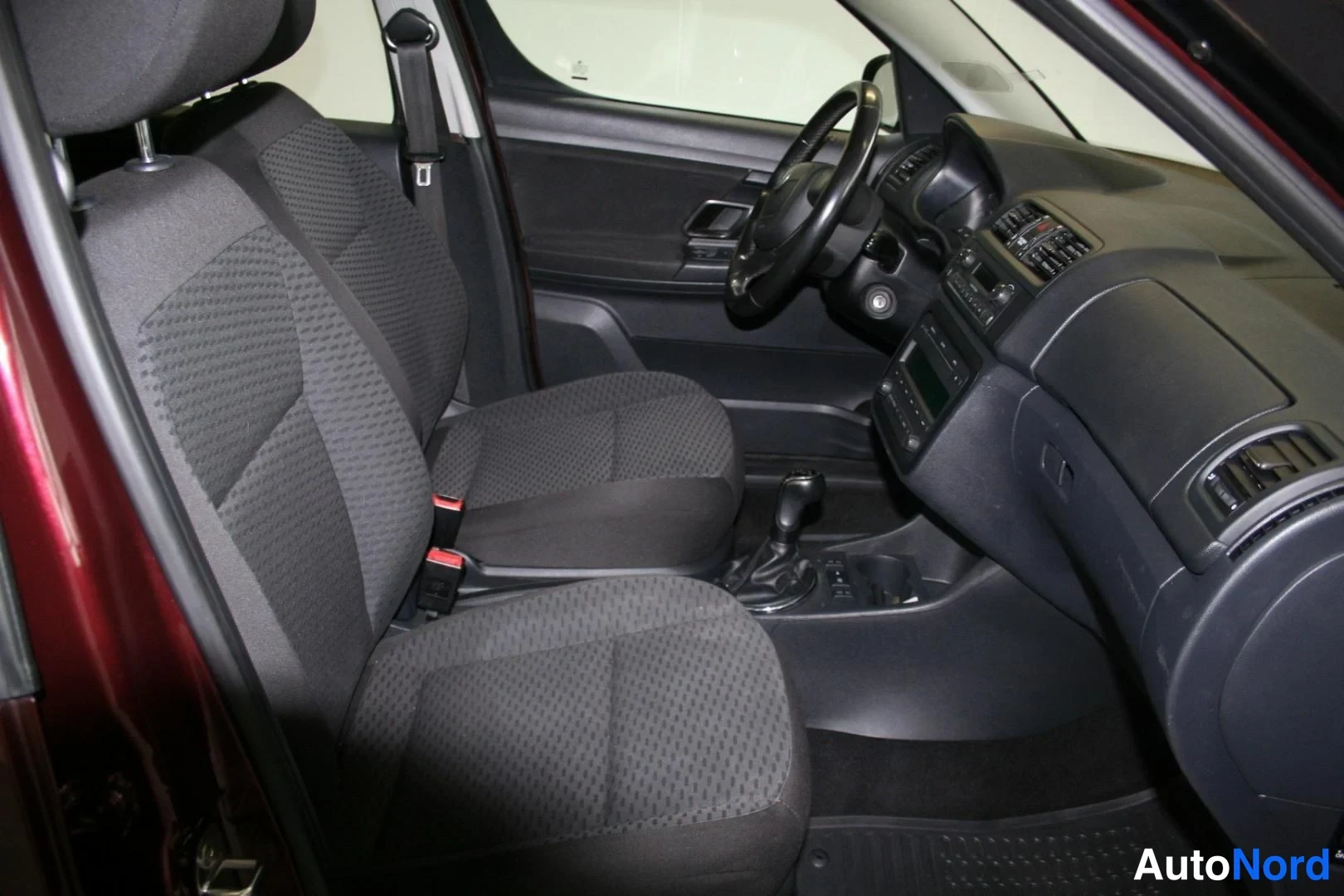 Punainen Skoda Roomster 2010, ohjaamo, kuva 10
