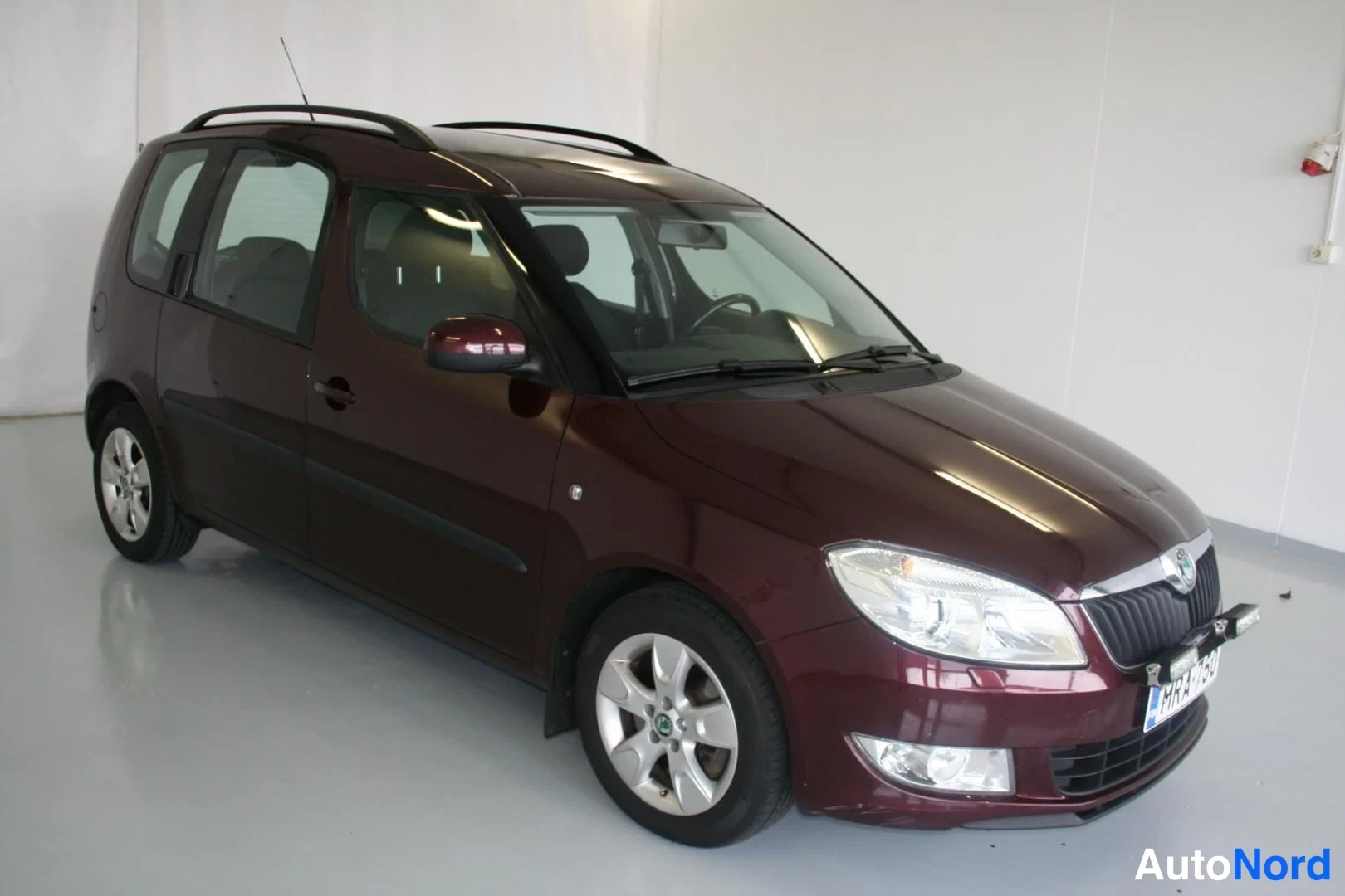 Punainen Skoda Roomster 2010, etuviisto, keula oikealle, kuva 3