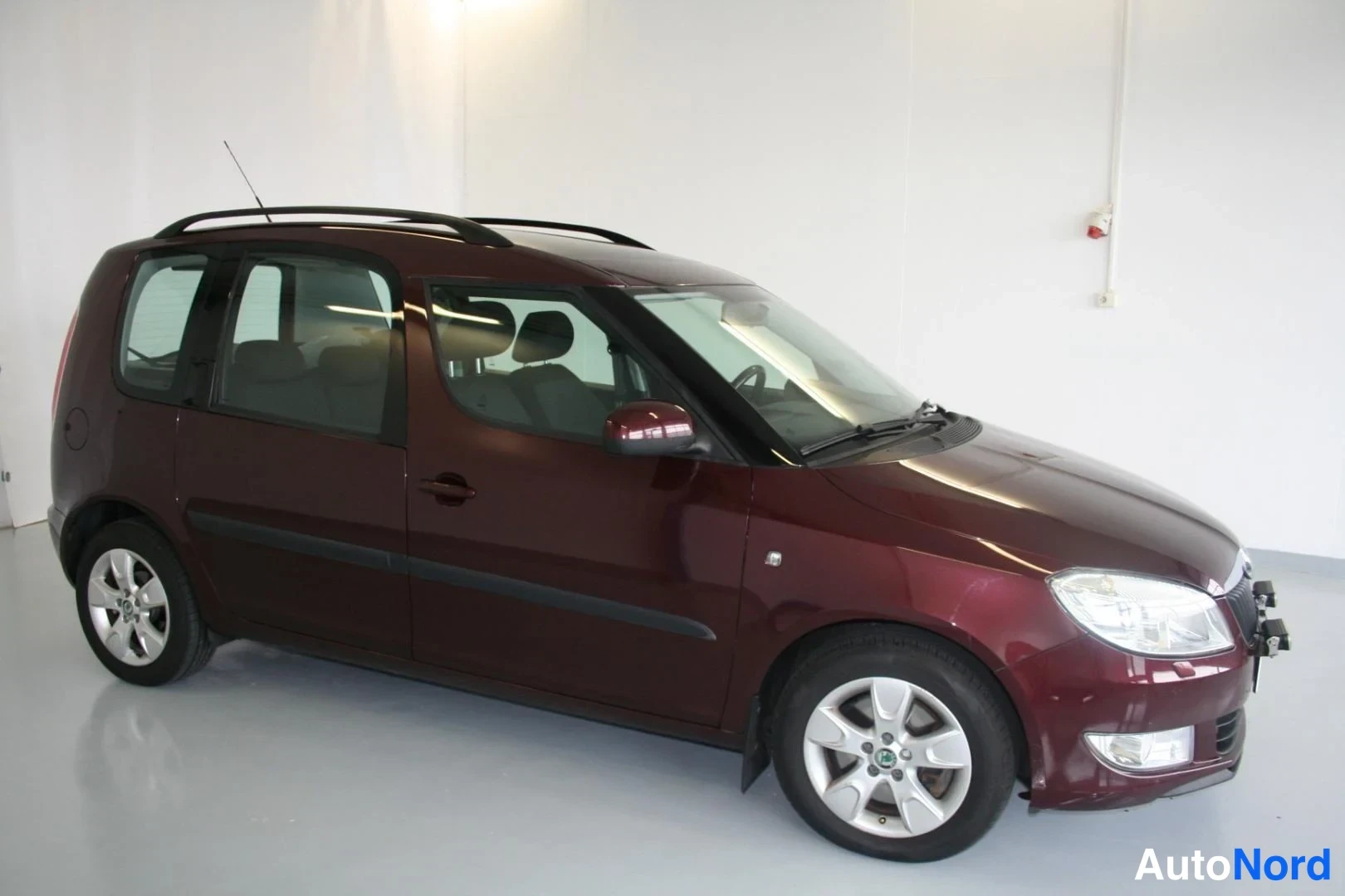 Punainen Skoda Roomster 2010, etuviisto, keula oikealle, kuva 4