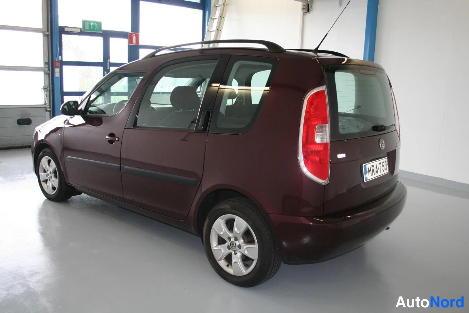 Punainen Skoda Roomster 2010, takaviisto, kuva 5