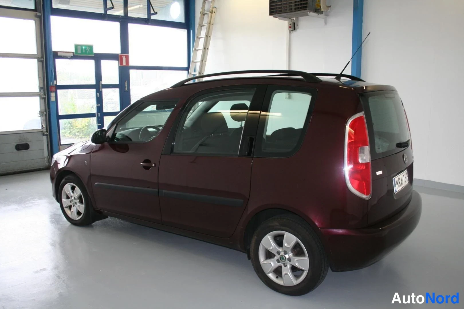 Punainen Skoda Roomster 2010, takaviisto, kuva 6
