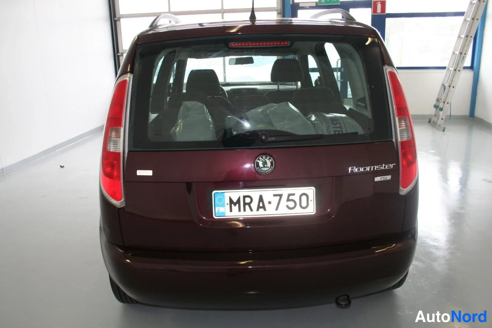 Punainen Skoda Roomster 2010, takaa, kuva 9