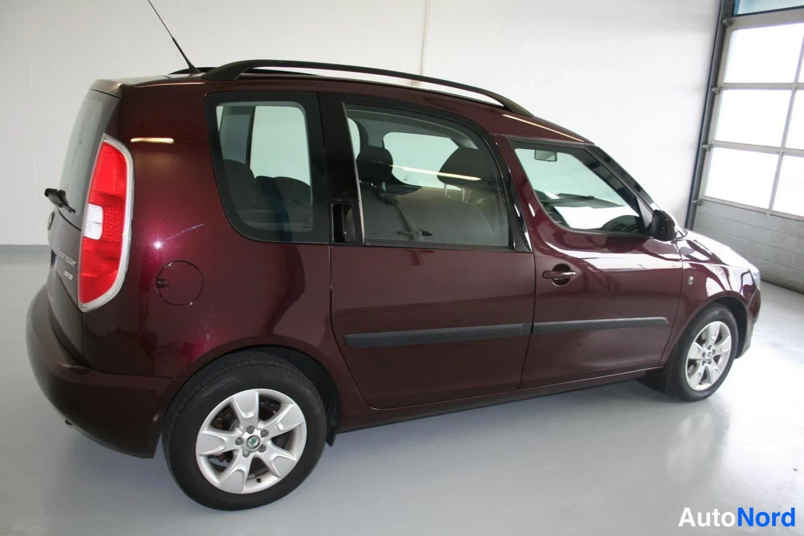 Punainen Skoda Roomster 2010, takaviisto, kuva 8