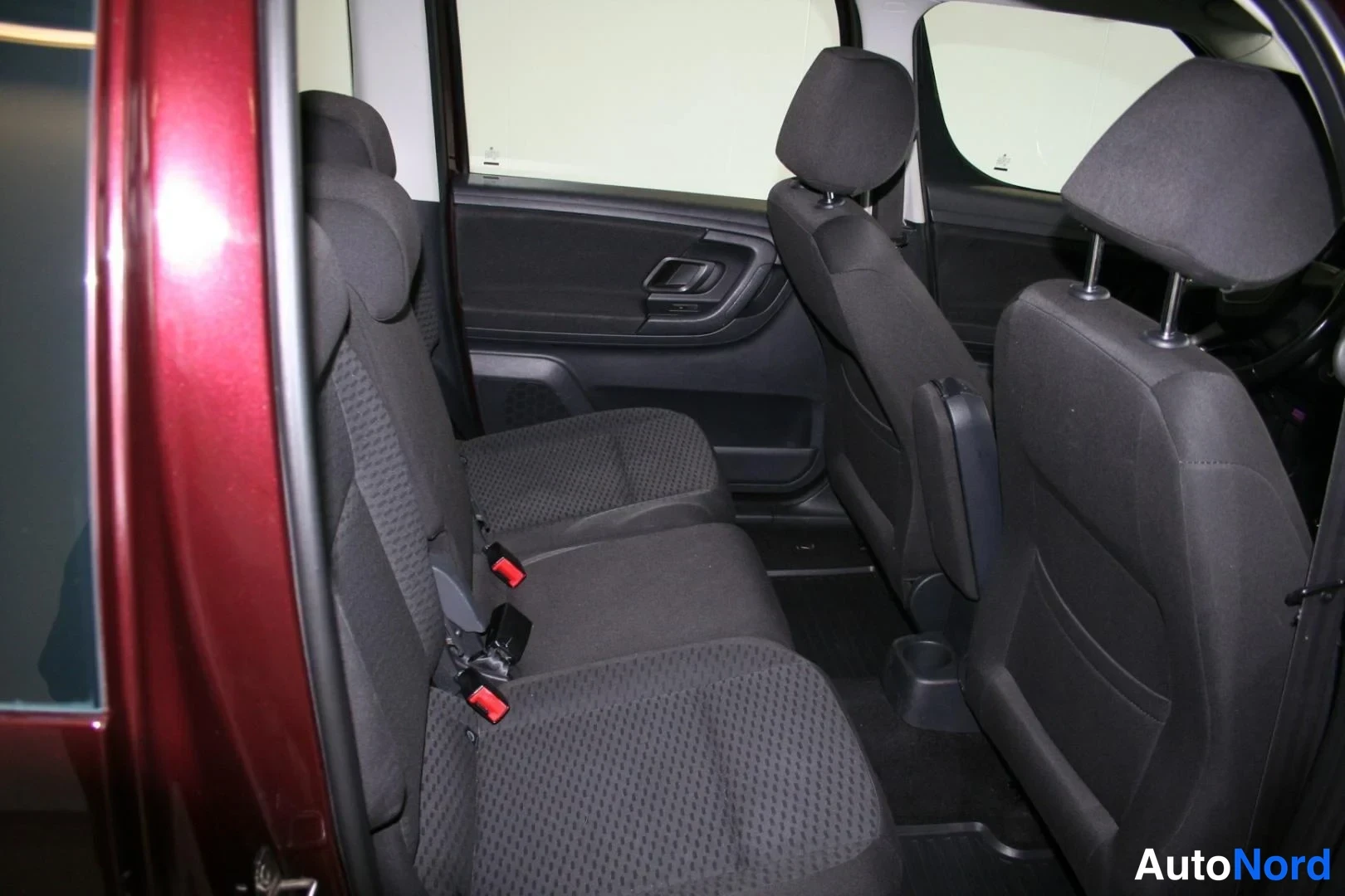 Punainen Skoda Roomster 2010, takaistuimet, kuva 11