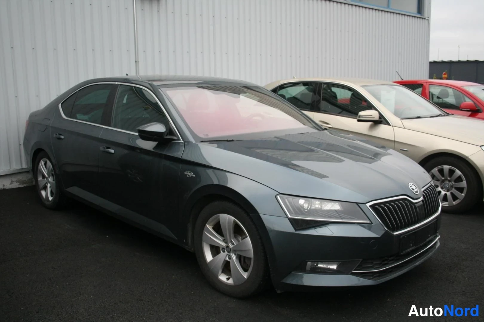 Grå Skoda Superb 2019, snett framifrån, fronten åt höger, bild 2