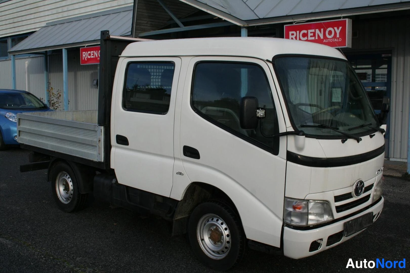 Vit Toyota Dyna 2009, snett framifrån, fronten åt höger, bild 2