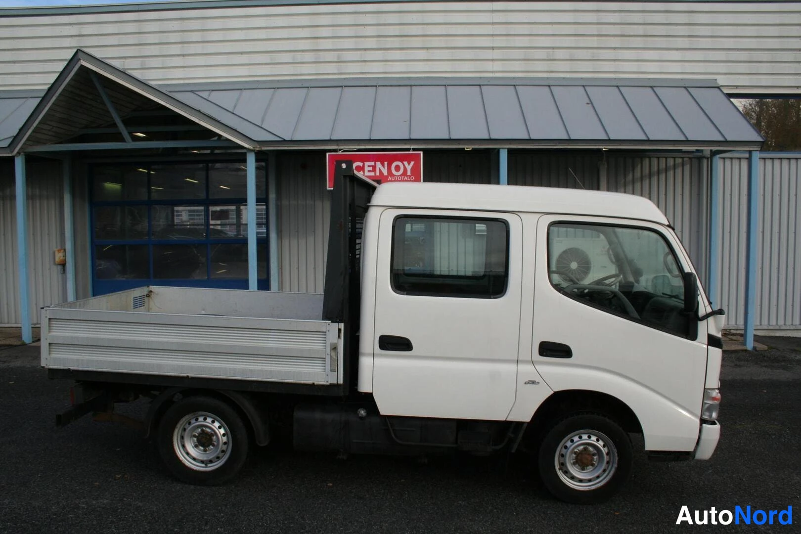 Vit Toyota Dyna 2009, från sidan, bild 3