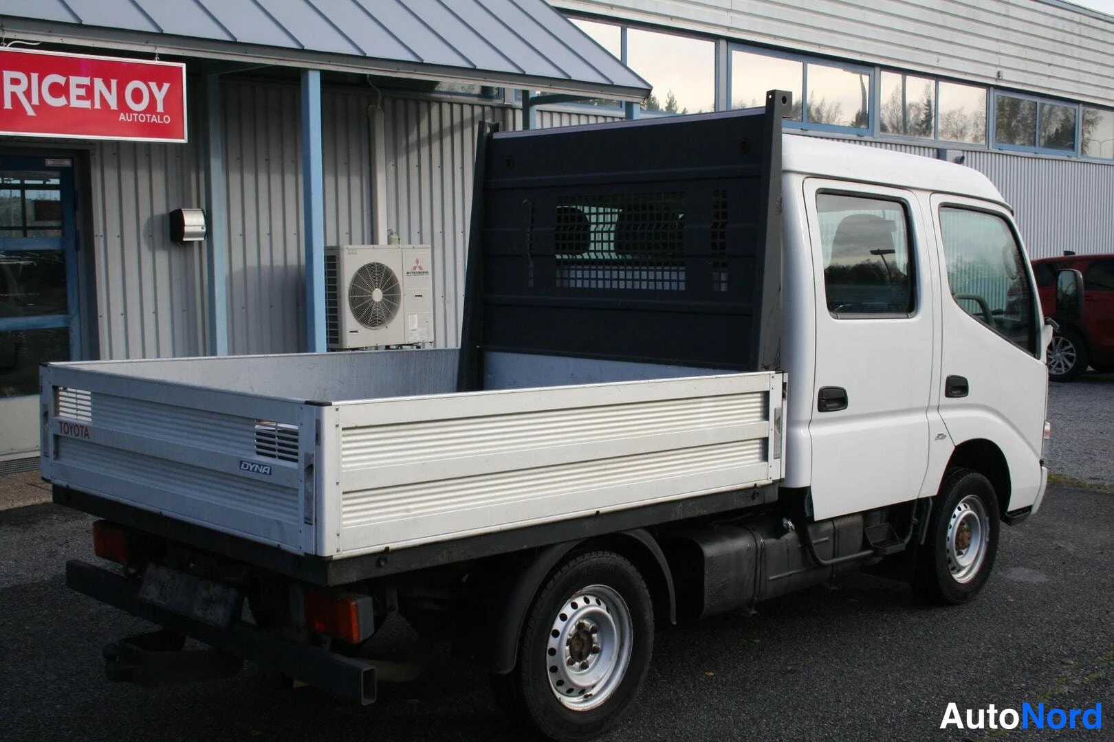 Vit Toyota Dyna 2009, snett bakifrån, bild 5
