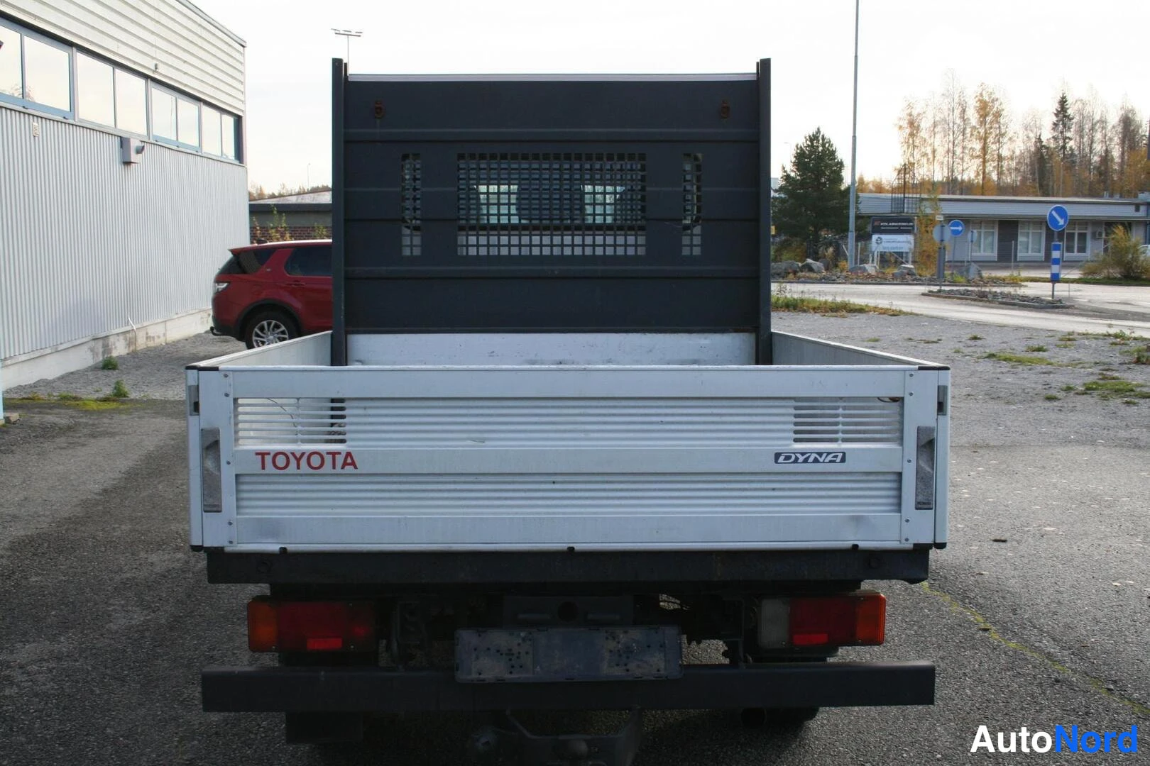 Vit Toyota Dyna 2009, bakifrån, bild 6