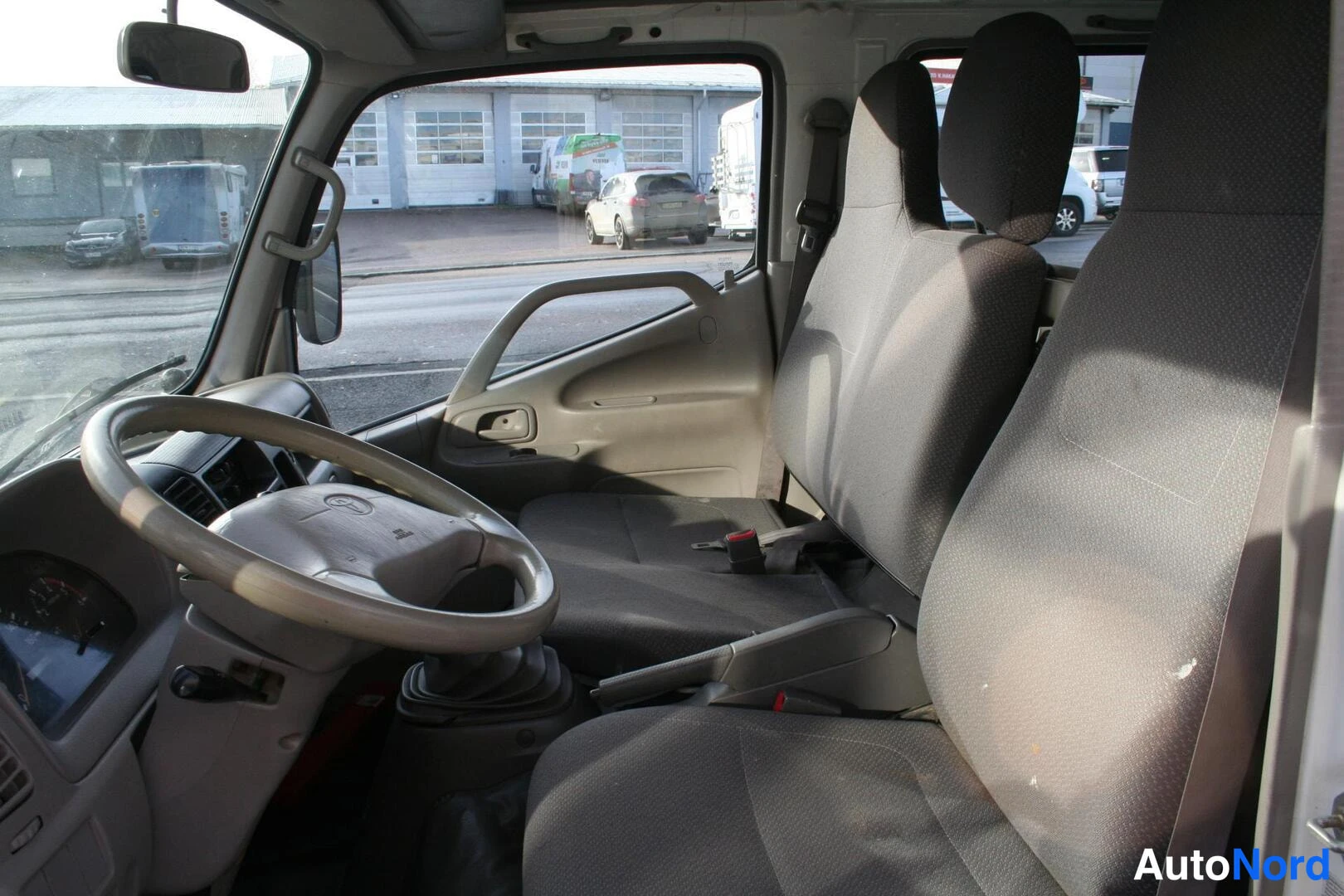 Vit Toyota Dyna 2009, framsäten, bild 10