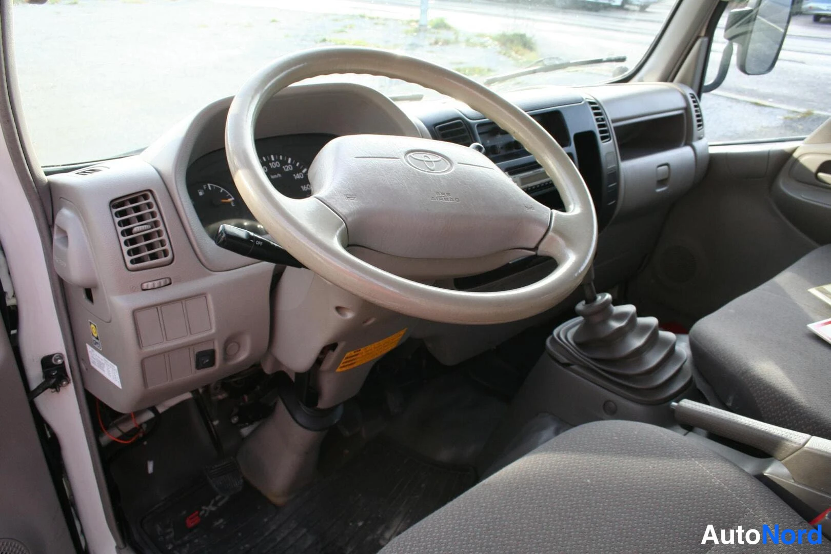 Vit Toyota Dyna 2009, förarplats, bild 7