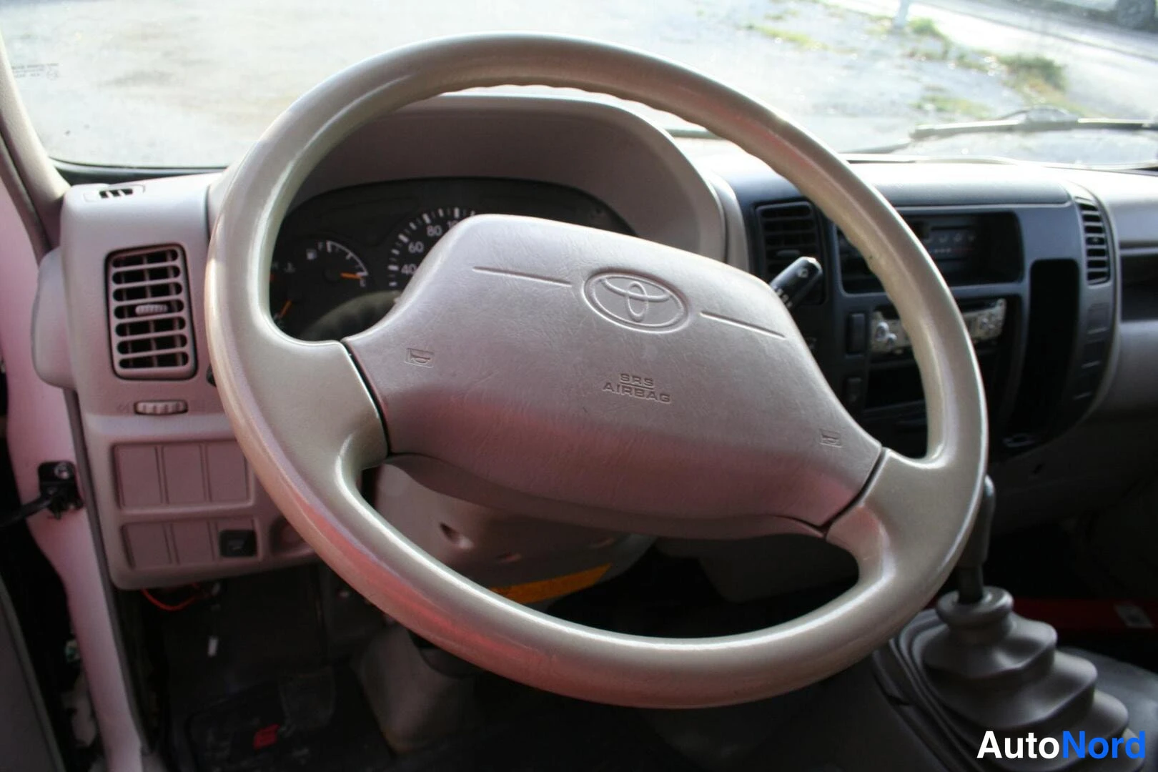 Vit Toyota Dyna 2009, förarplats, bild 8