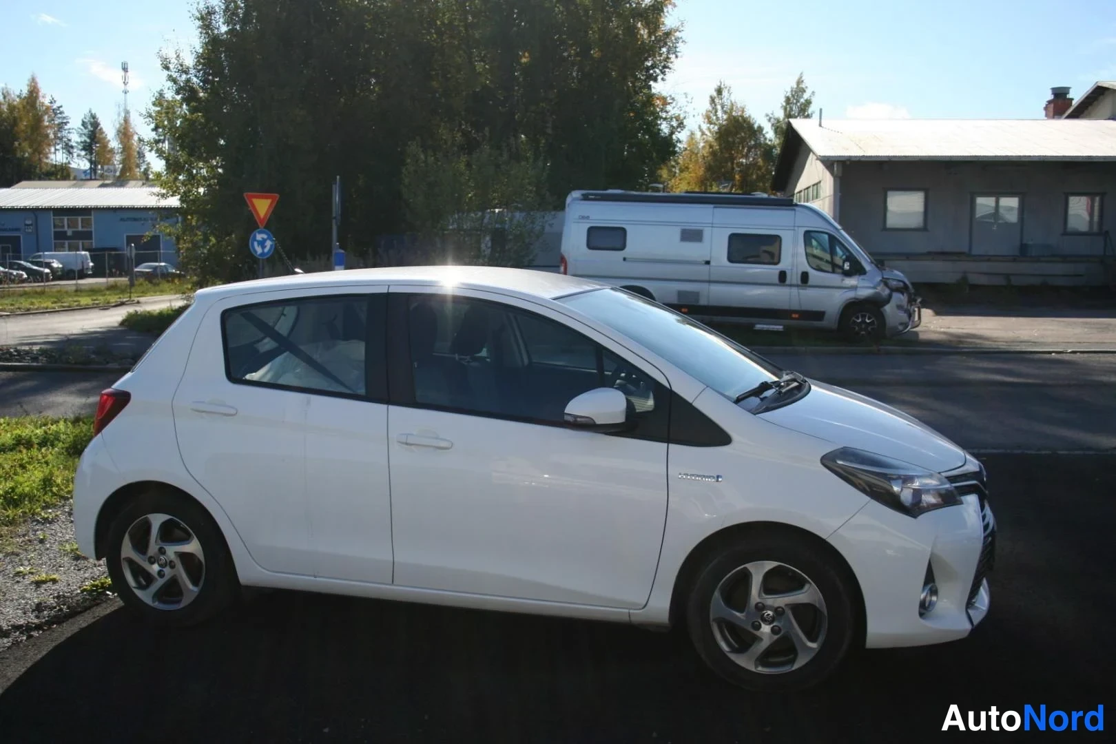 Valkoinen Toyota Yaris 2016, etuviisto, keula oikealle, kuva 2