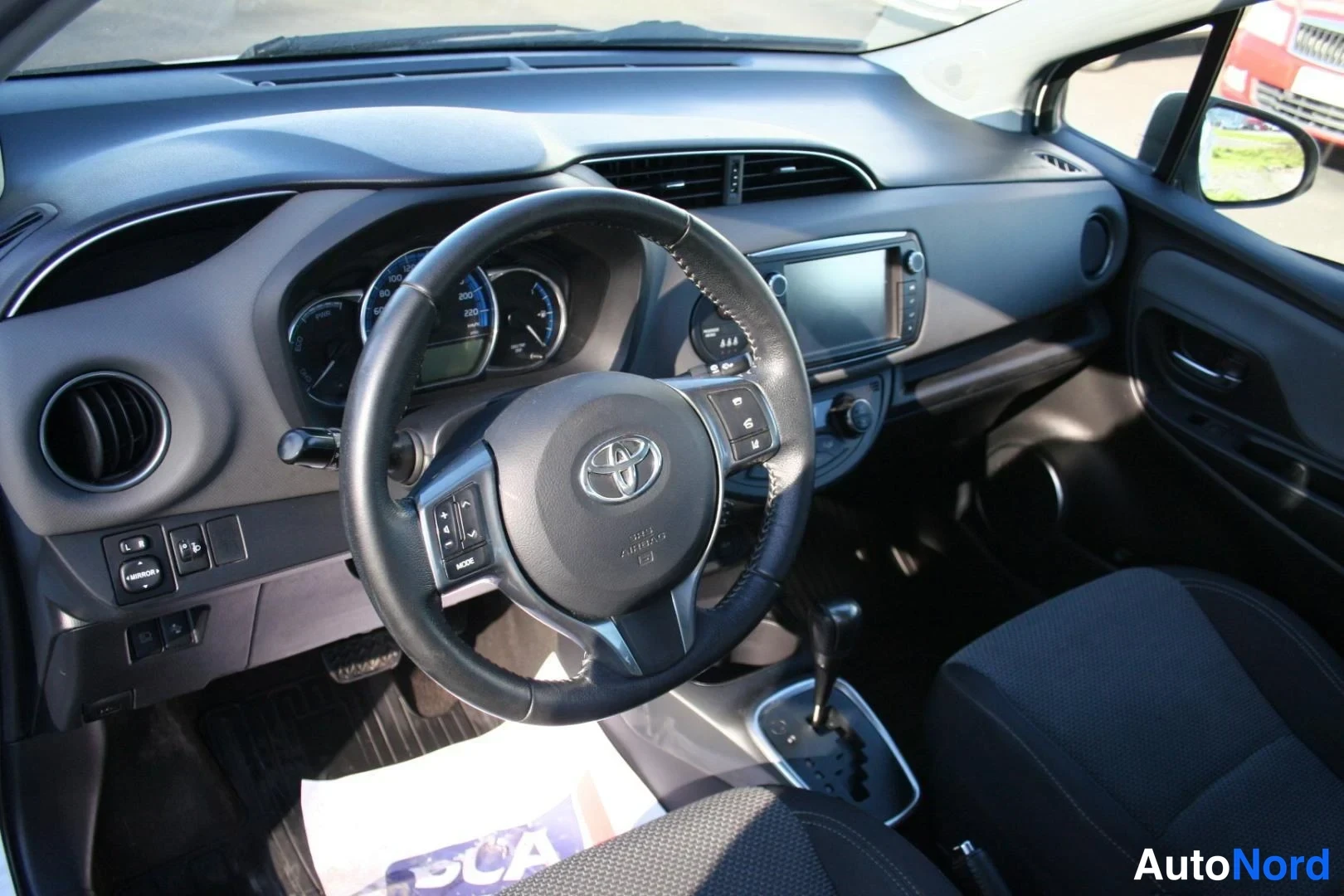 Valkoinen Toyota Yaris 2016, ohjaamo, kuva 3