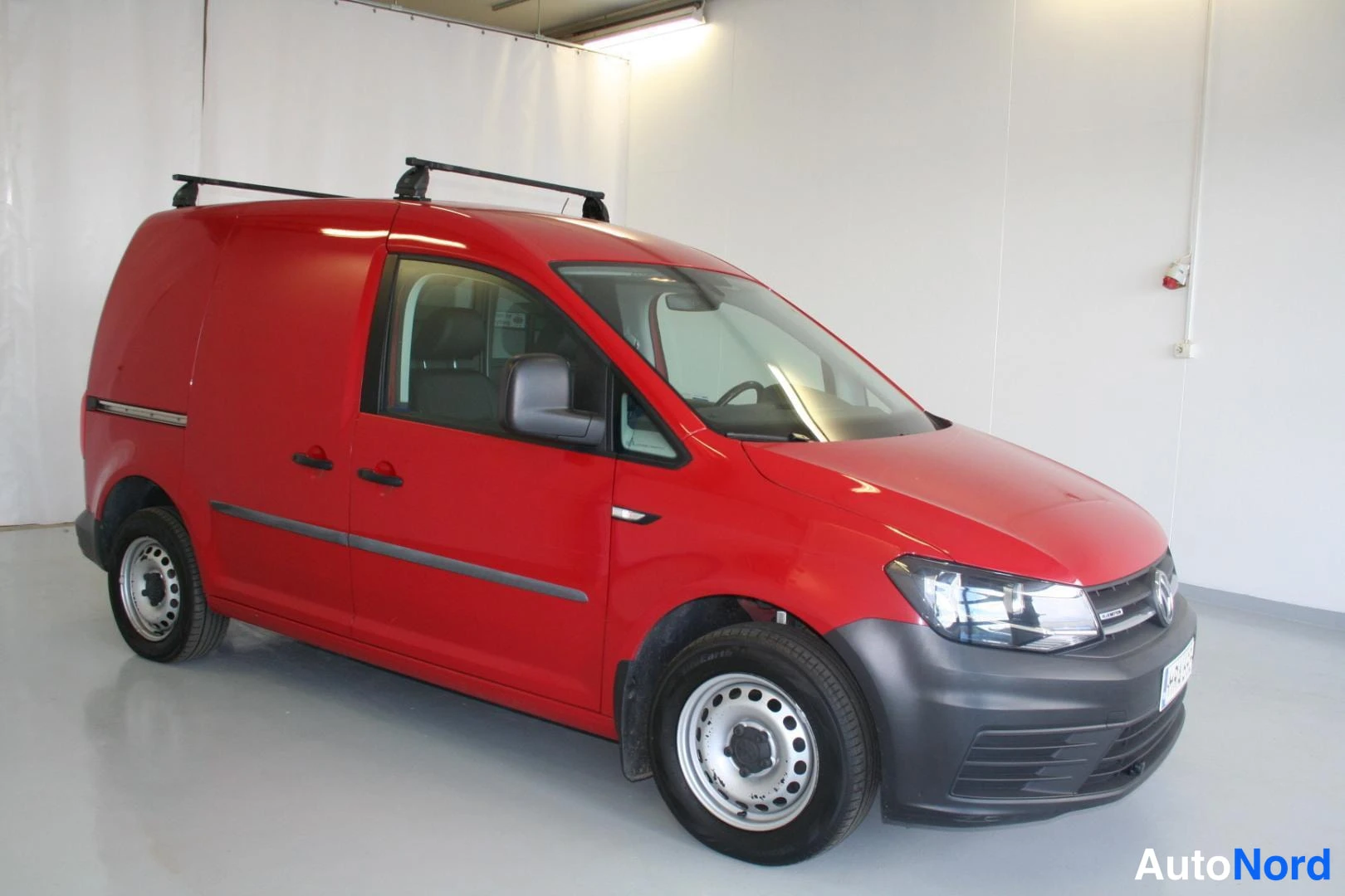 Punainen Volkswagen Caddy 2017, etuviisto, keula oikealle, kuva 3