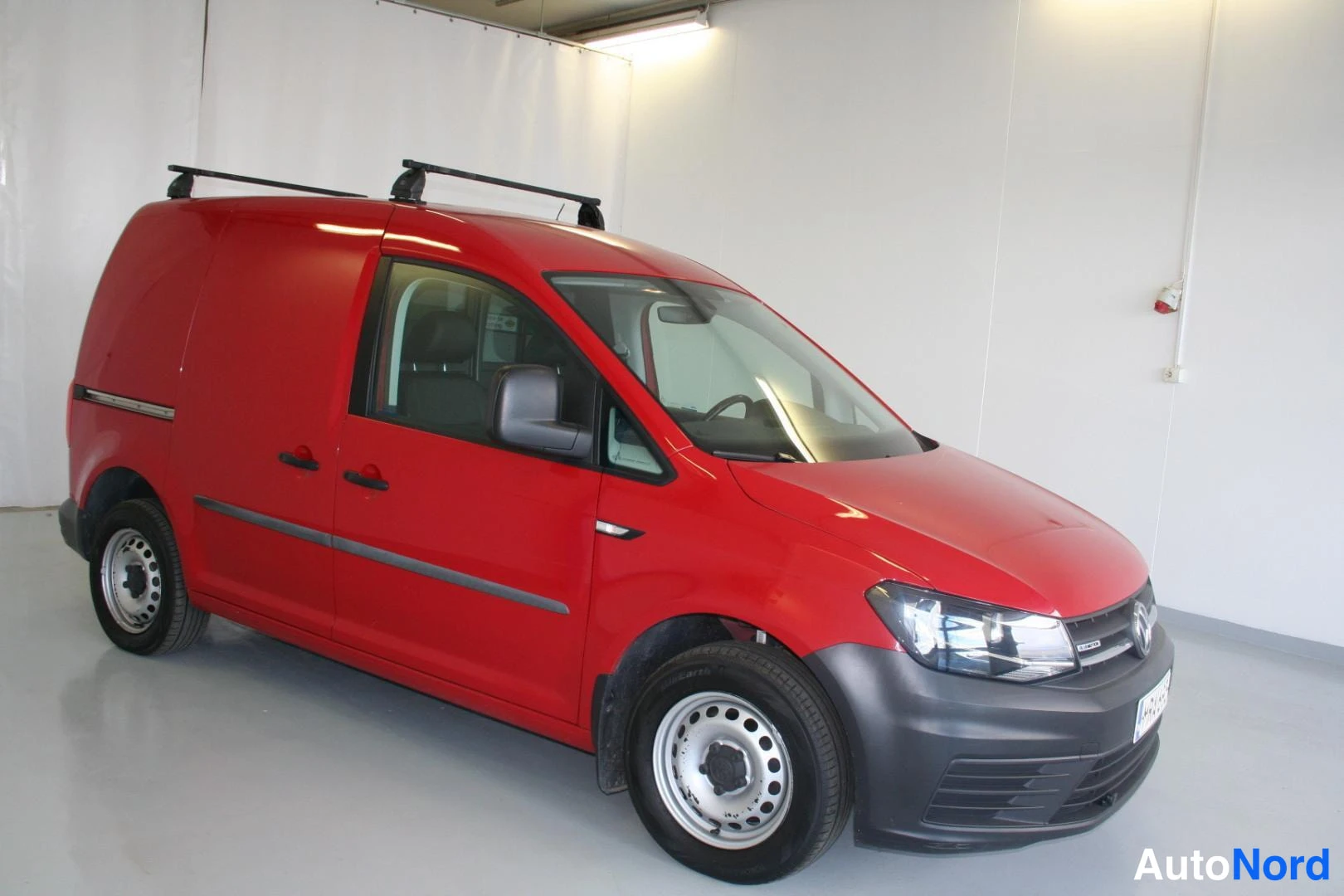 Punainen Volkswagen Caddy 2017, etuviisto, keula oikealle, kuva 4
