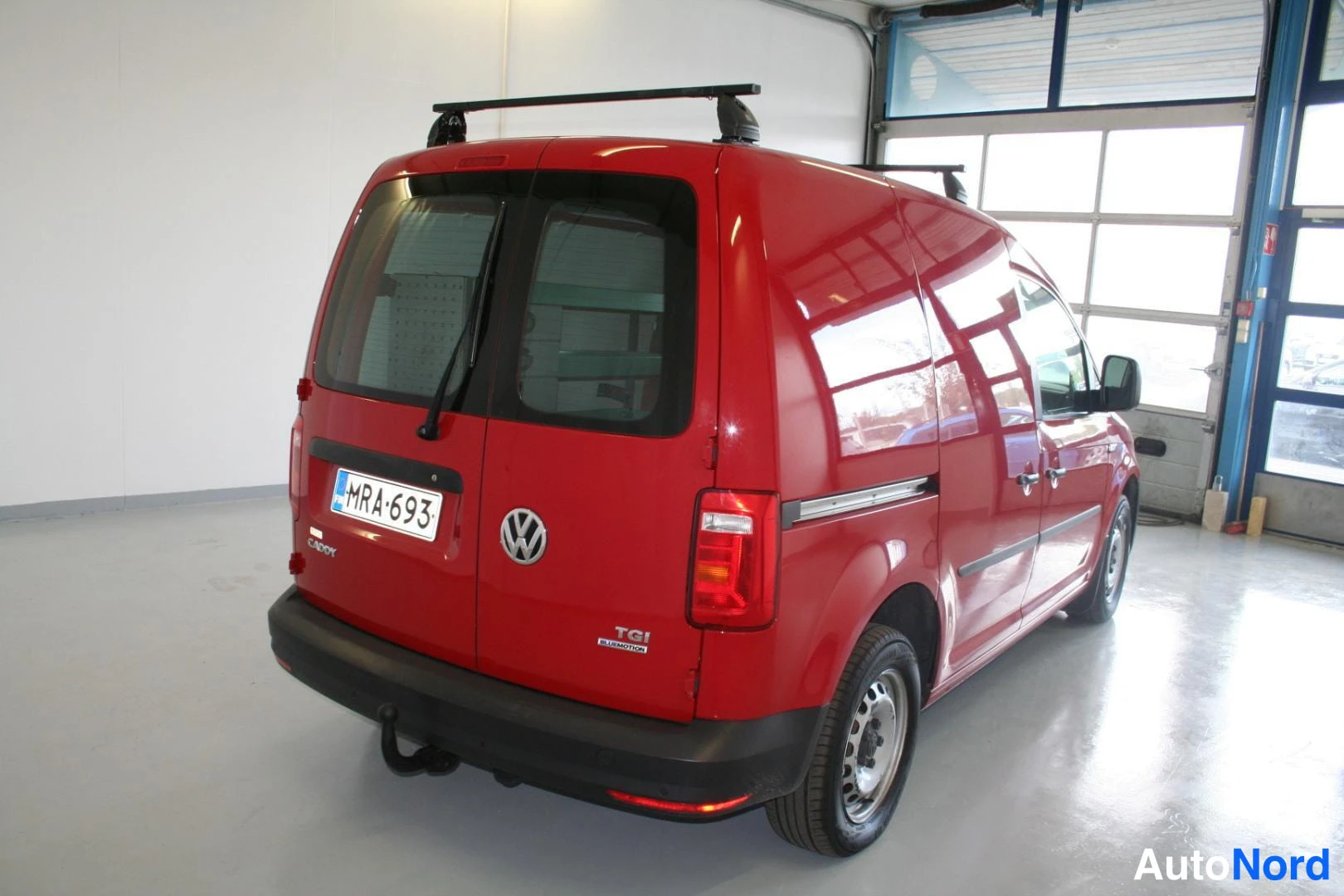 Punainen Volkswagen Caddy 2017, takaviisto, kuva 11