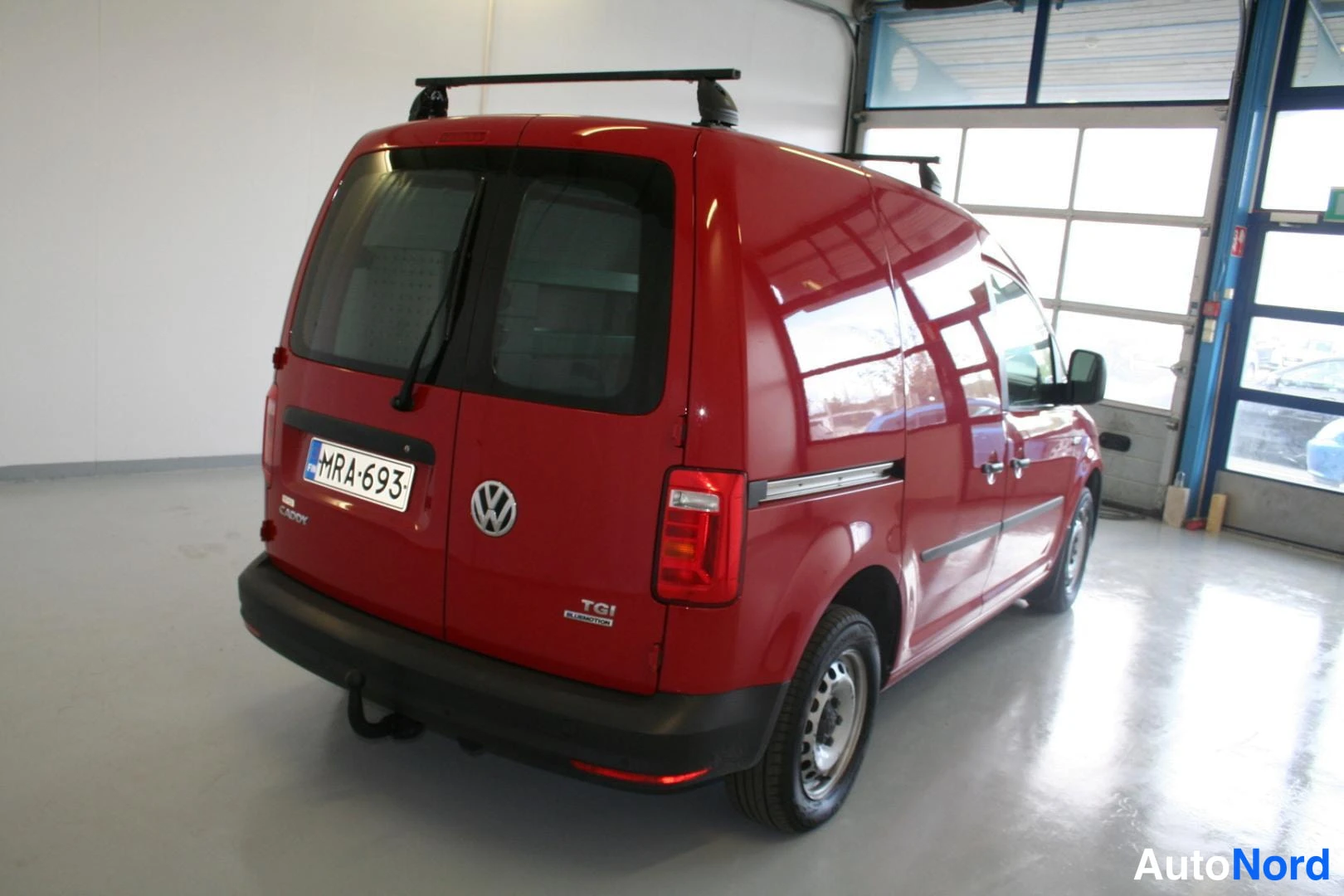 Punainen Volkswagen Caddy 2017, takaviisto, kuva 13
