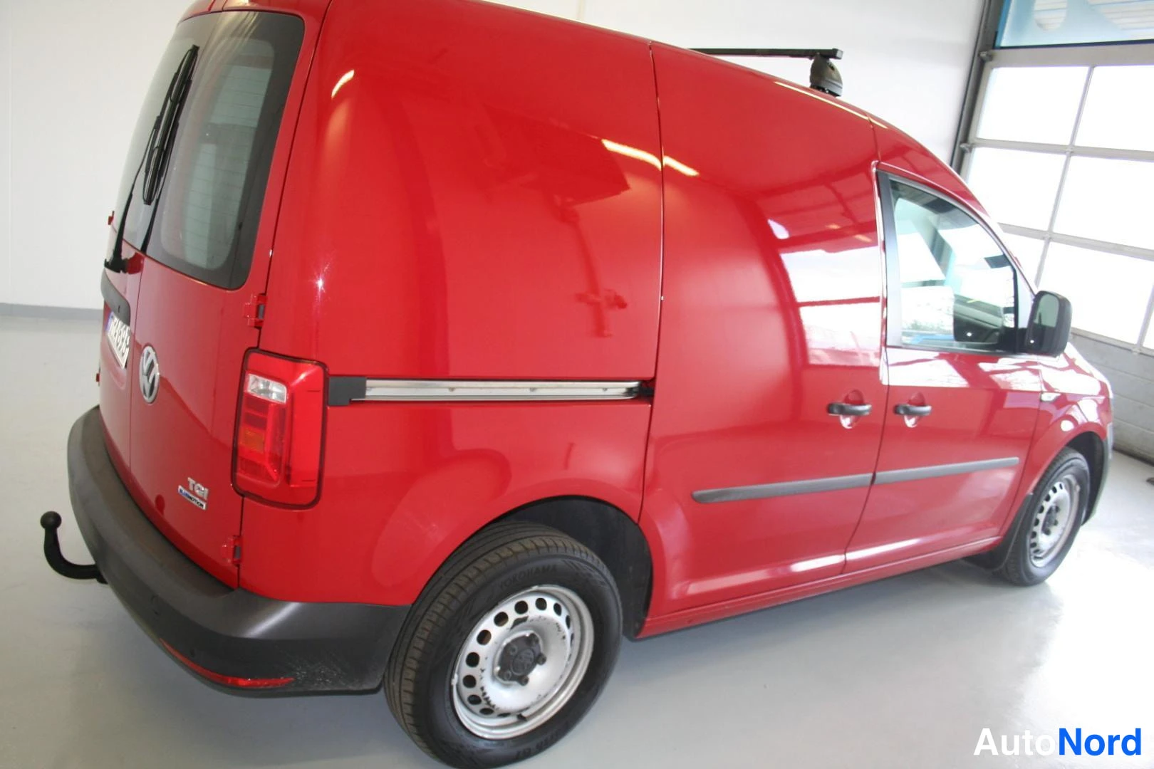 Punainen Volkswagen Caddy 2017, takaviisto, kuva 12