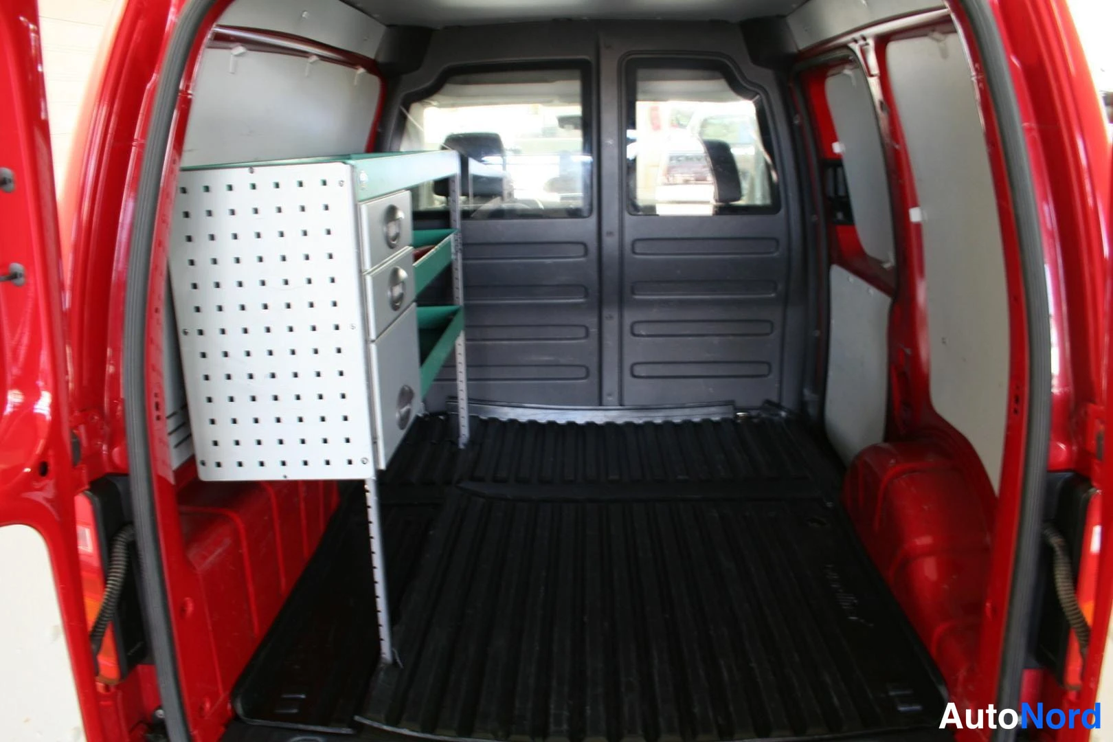 Punainen Volkswagen Caddy 2017, tavaratila, kuva 26