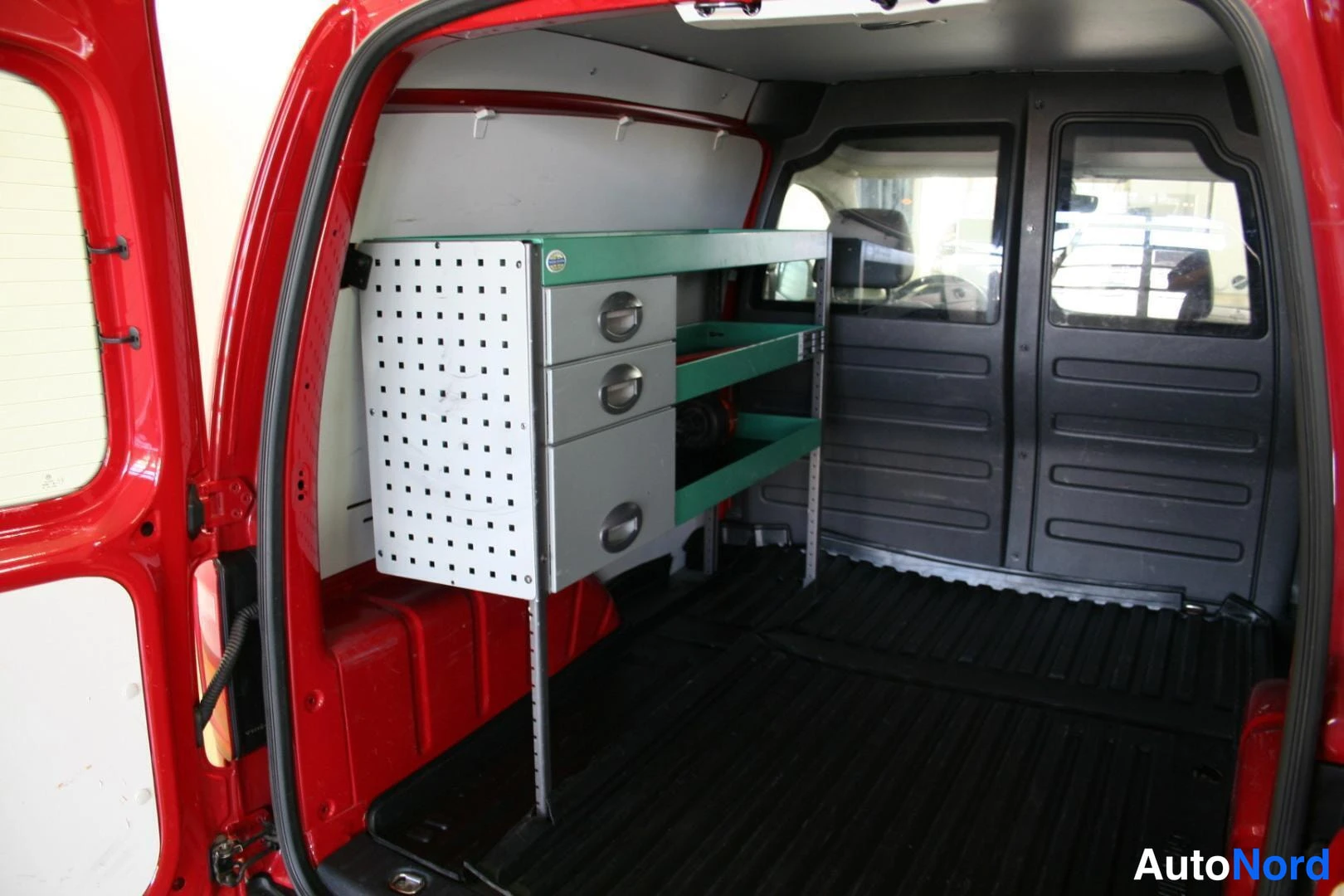 Punainen Volkswagen Caddy 2017, tavaratila, kuva 27