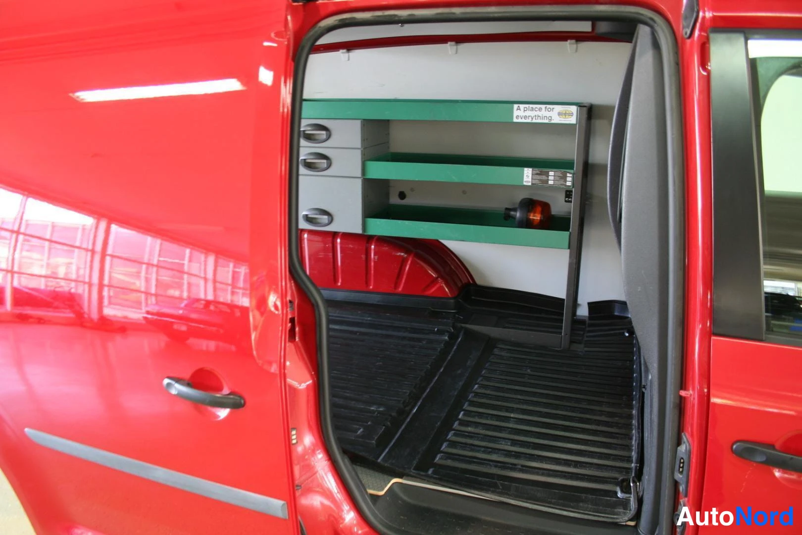 Punainen Volkswagen Caddy 2017, tavaratila, kuva 29