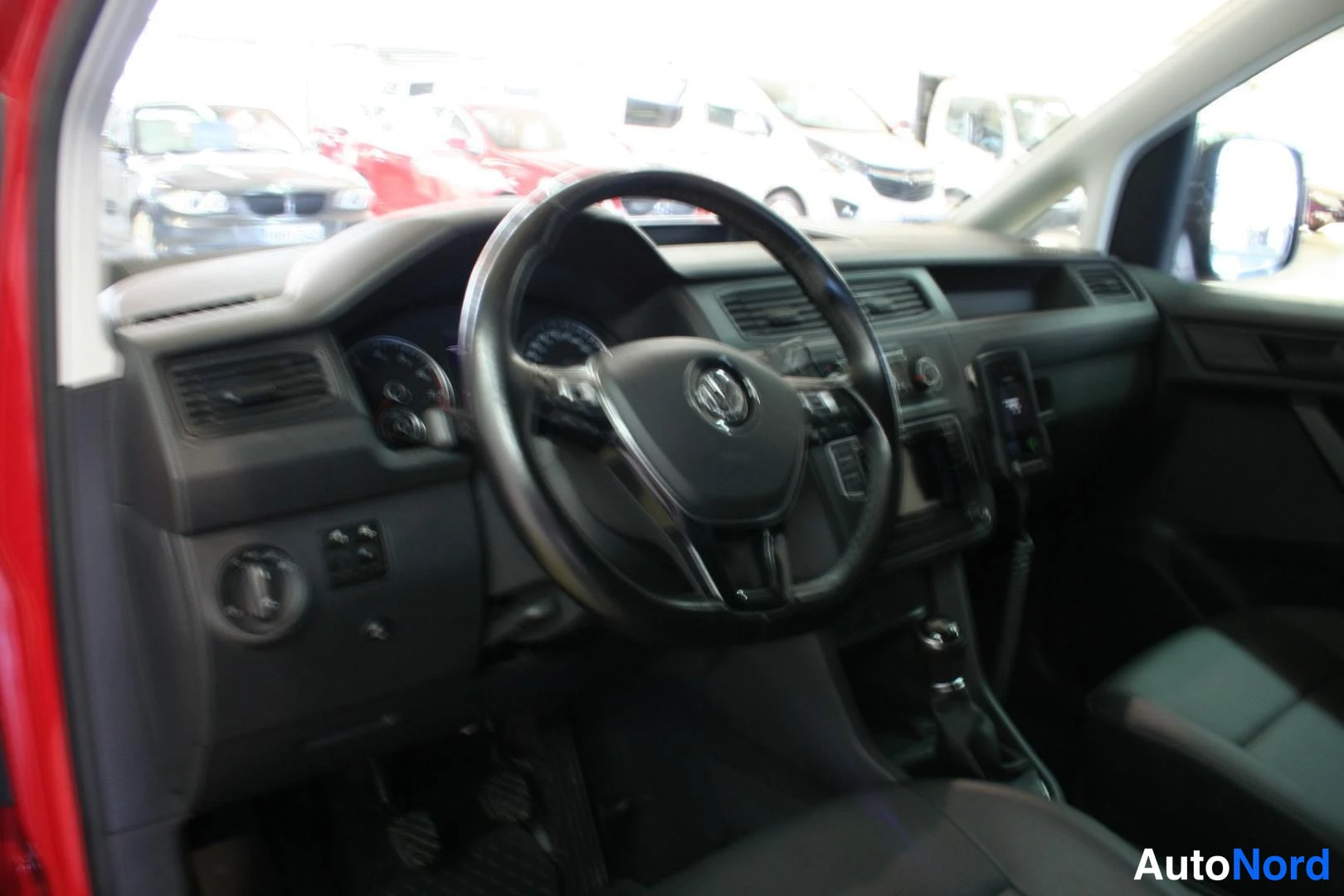 Punainen Volkswagen Caddy 2017, ohjaamo, kuva 15