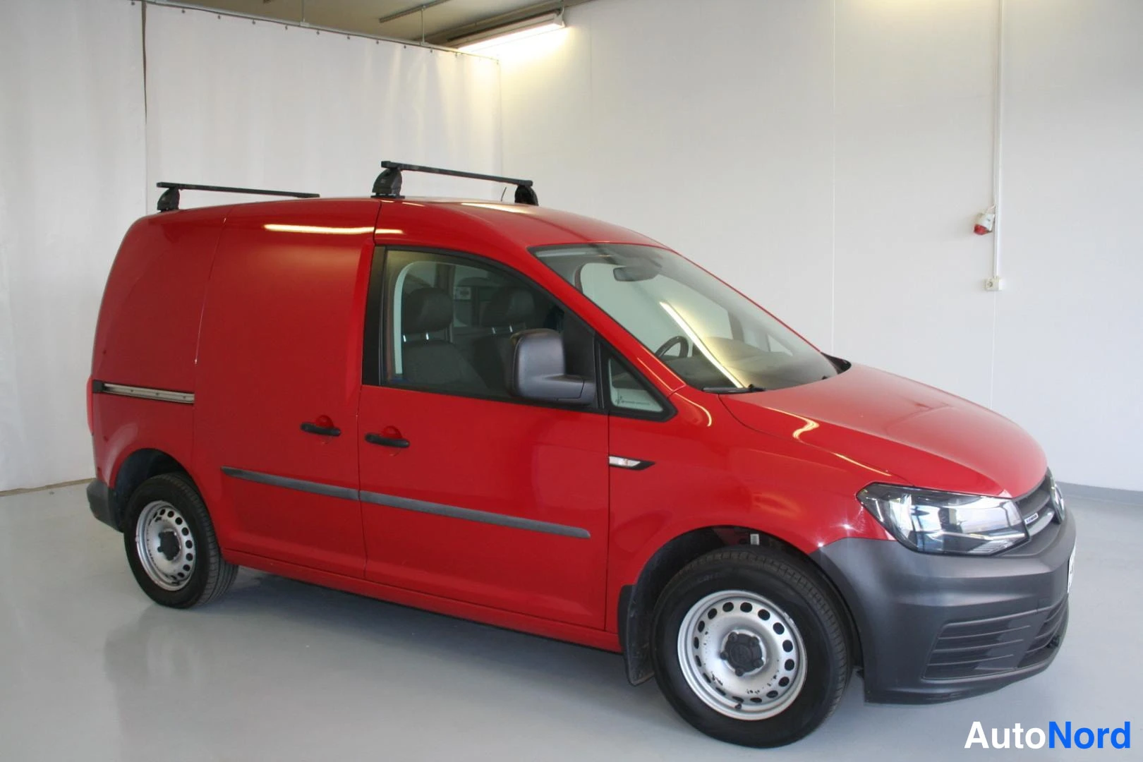 Punainen Volkswagen Caddy 2017, etuviisto, keula oikealle, kuva 5