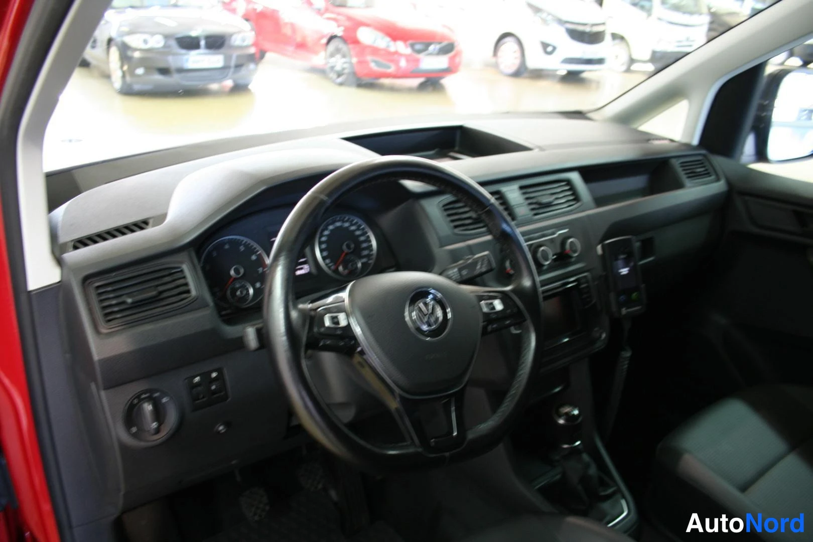 Punainen Volkswagen Caddy 2017, ohjaamo, kuva 16