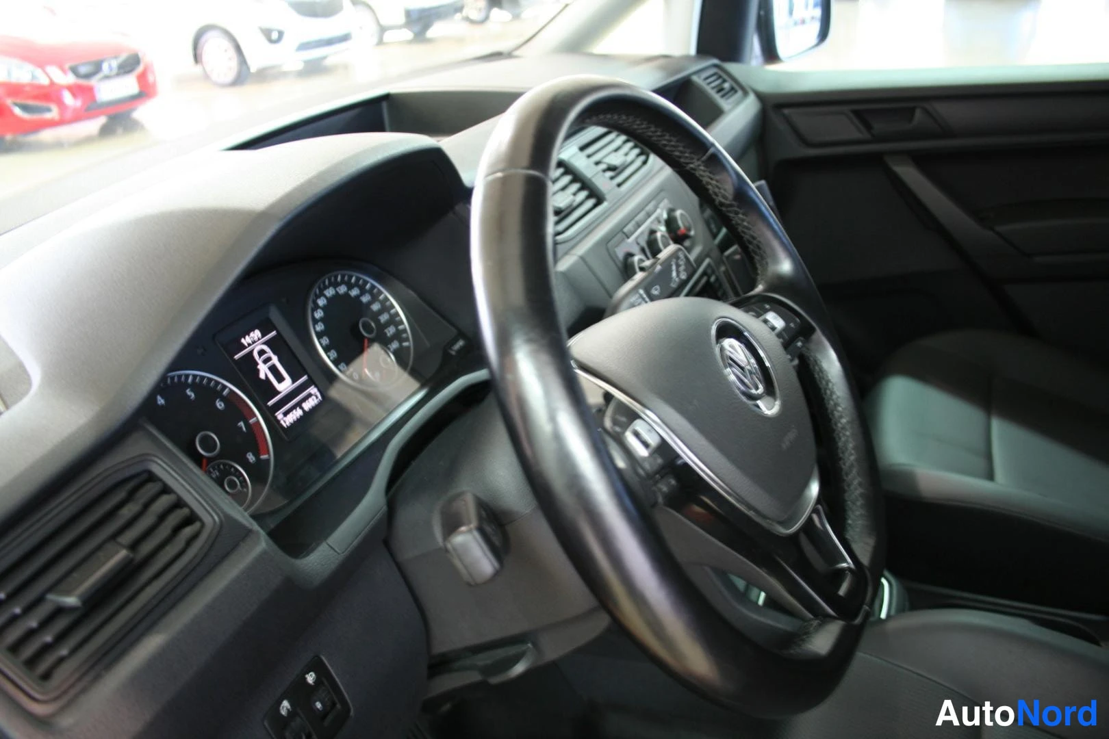 Punainen Volkswagen Caddy 2017, ohjaamo, kuva 17