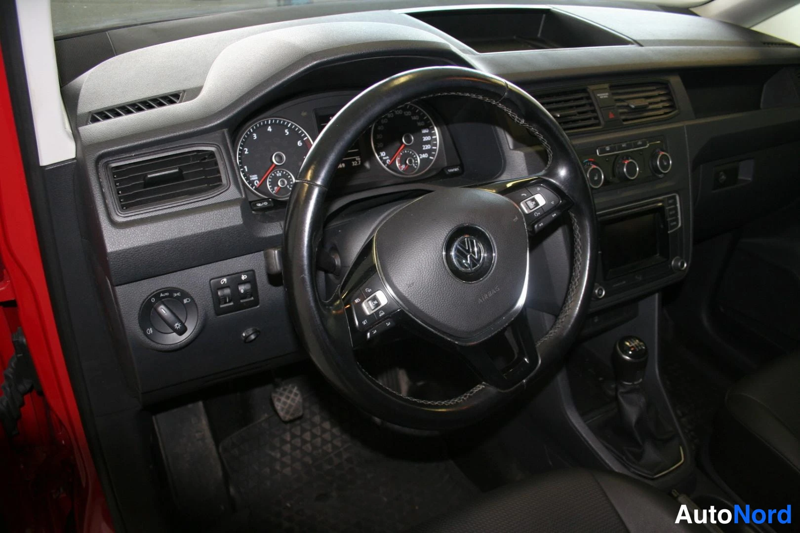 Punainen Volkswagen Caddy 2017, ohjaamo, kuva 18