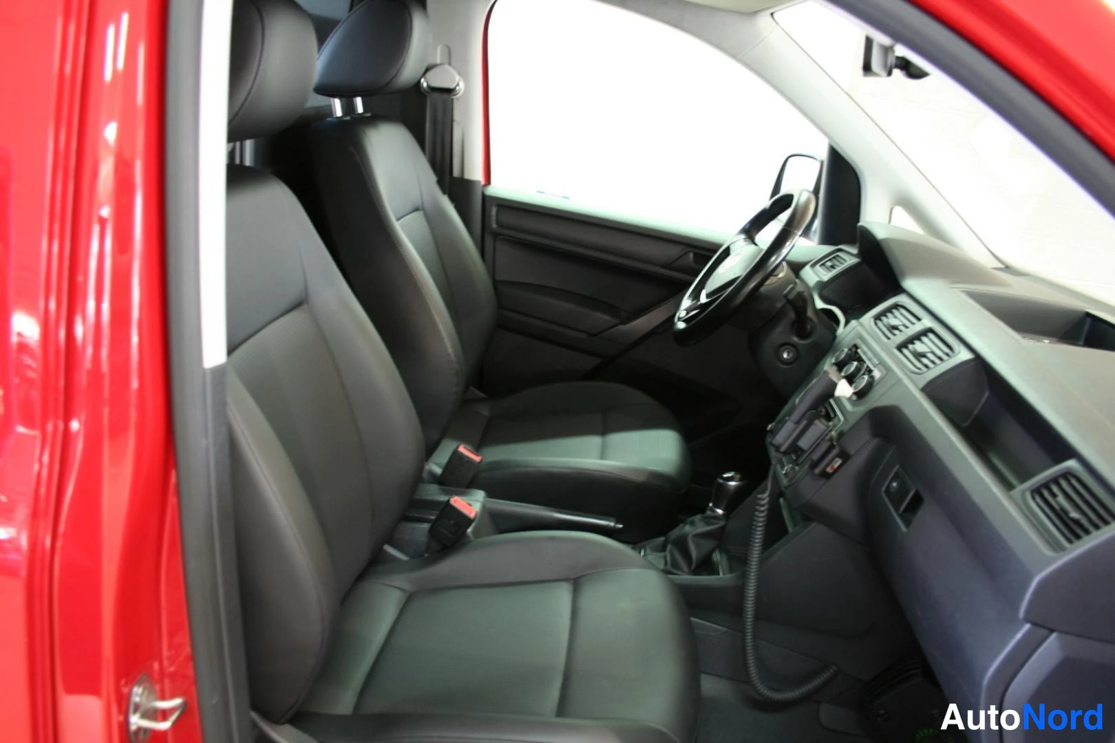 Punainen Volkswagen Caddy 2017, ohjaamo, kuva 19