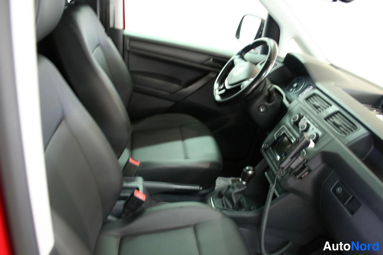 Punainen Volkswagen Caddy 2017, ohjaamo, kuva 20