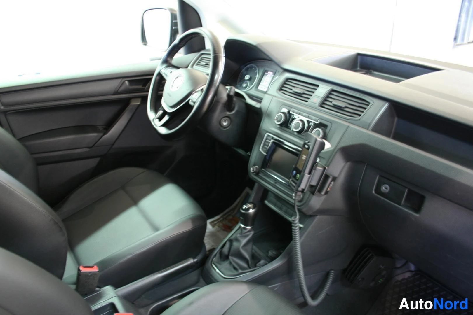 Punainen Volkswagen Caddy 2017, ohjaamo, kuva 21