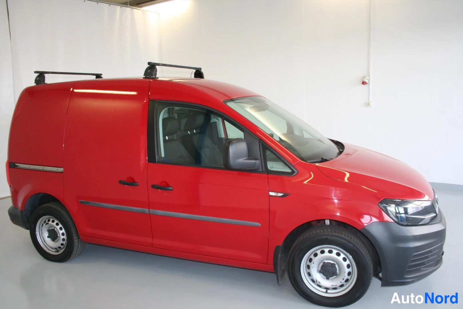 Punainen Volkswagen Caddy 2017, etuviisto, keula oikealle, kuva 6