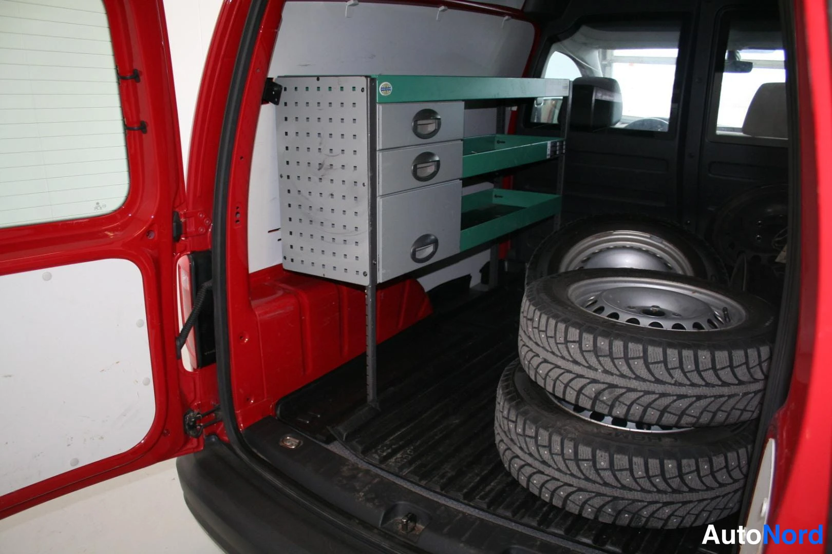 Punainen Volkswagen Caddy 2017, tavaratila, kuva 33