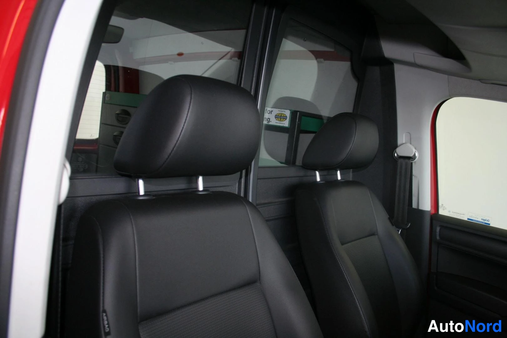 Punainen Volkswagen Caddy 2017, etuistuimet, kuva 23