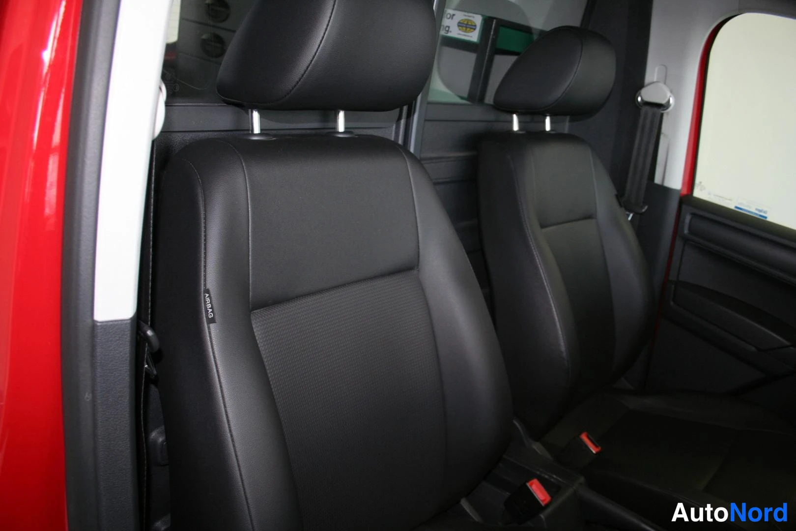 Punainen Volkswagen Caddy 2017, etuistuimet, kuva 24