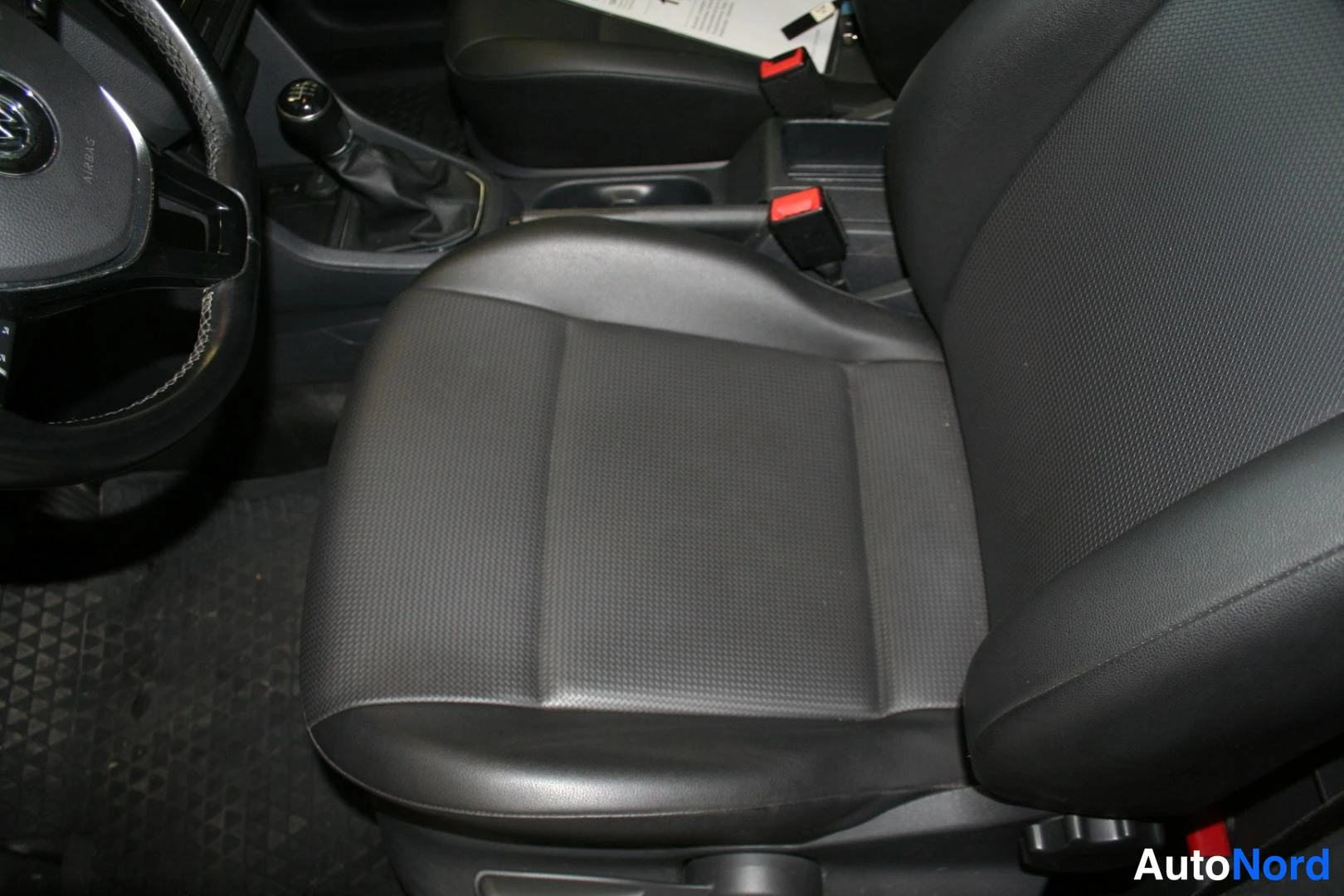 Punainen Volkswagen Caddy 2017, etuistuimet, kuva 25
